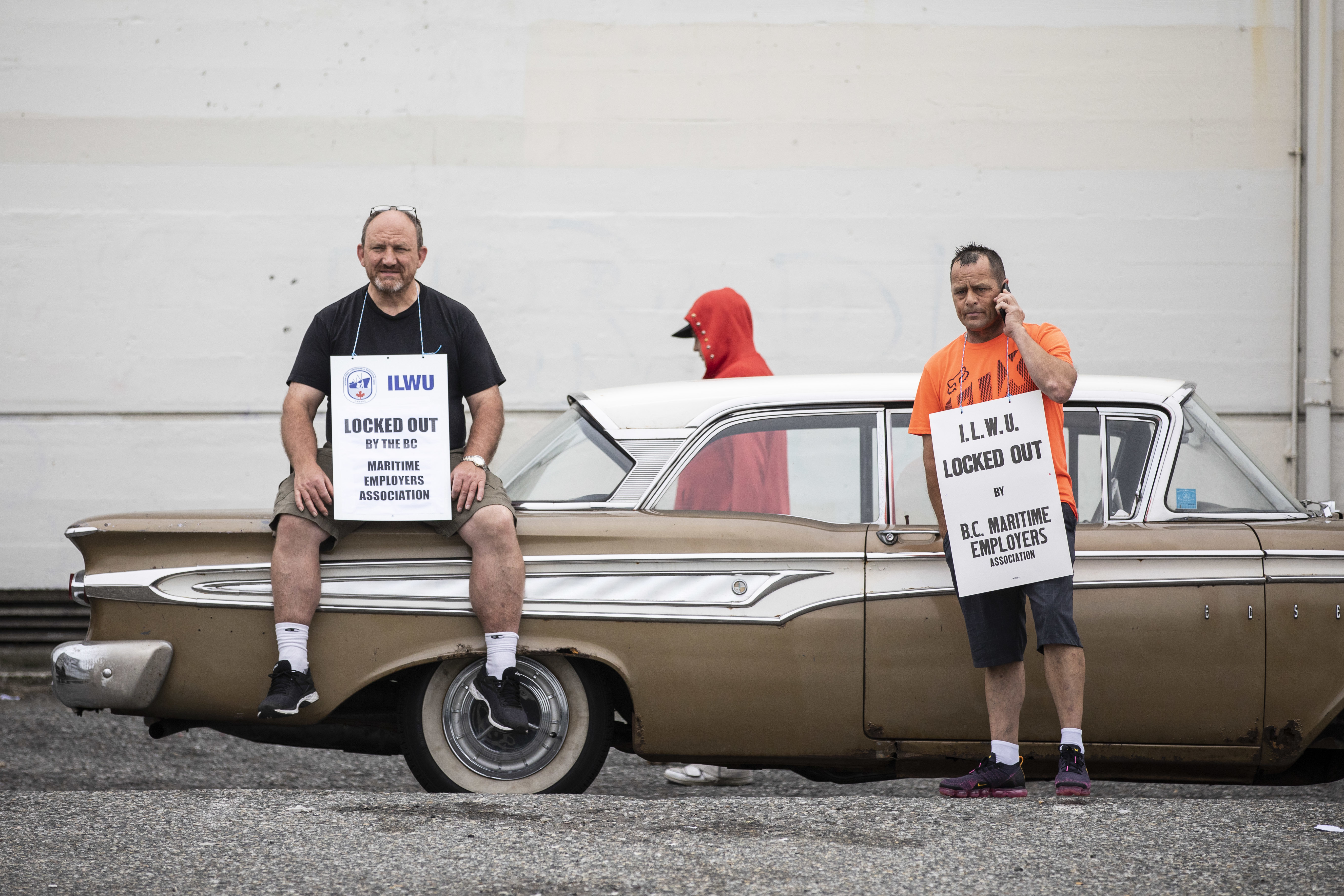 Port workers picket outside of the B.C. Maritime Employers Association in Vancouver on May 30, 2019. (Ben Nelms/CBC)