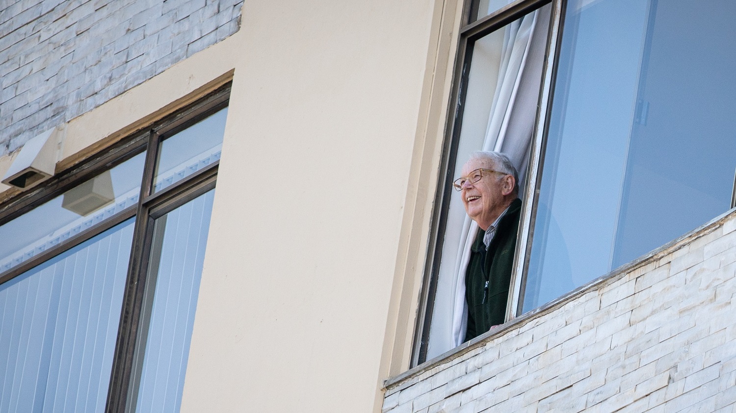 Don Robertson, 82, remembers when he was a child quarantined with scarlet fever his father brought him toys by climbing a ladder outside his bedroom window.(Maggie MacPherson/CBC)