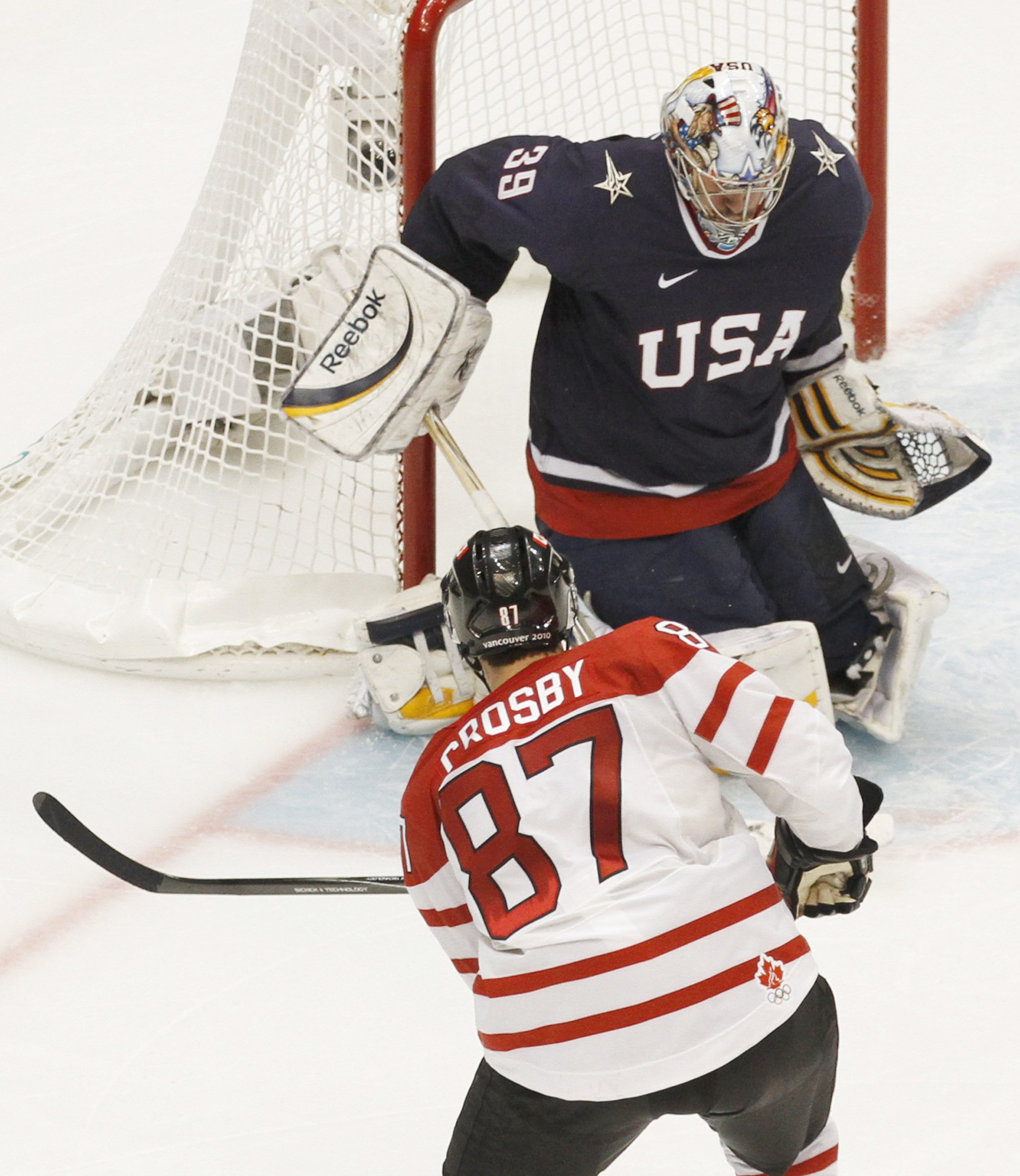 Sidney Crosby scored the game-winning goal on a quick shot after receiving a pass from forward Jarome Iginla. (Gary Hershorn/Reuters)