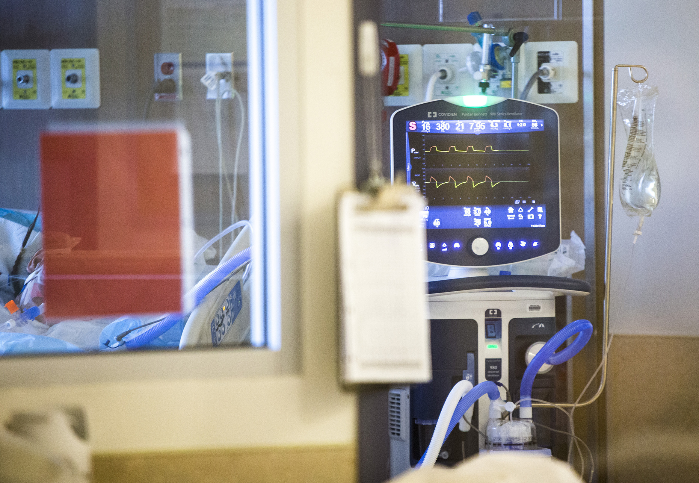 Ventilators are keeping some patients with COVID-19 alive, pumping oxygen into their lungs. (Mikaela MacKenzie/Winnipeg Free Press/Canadian Press) 