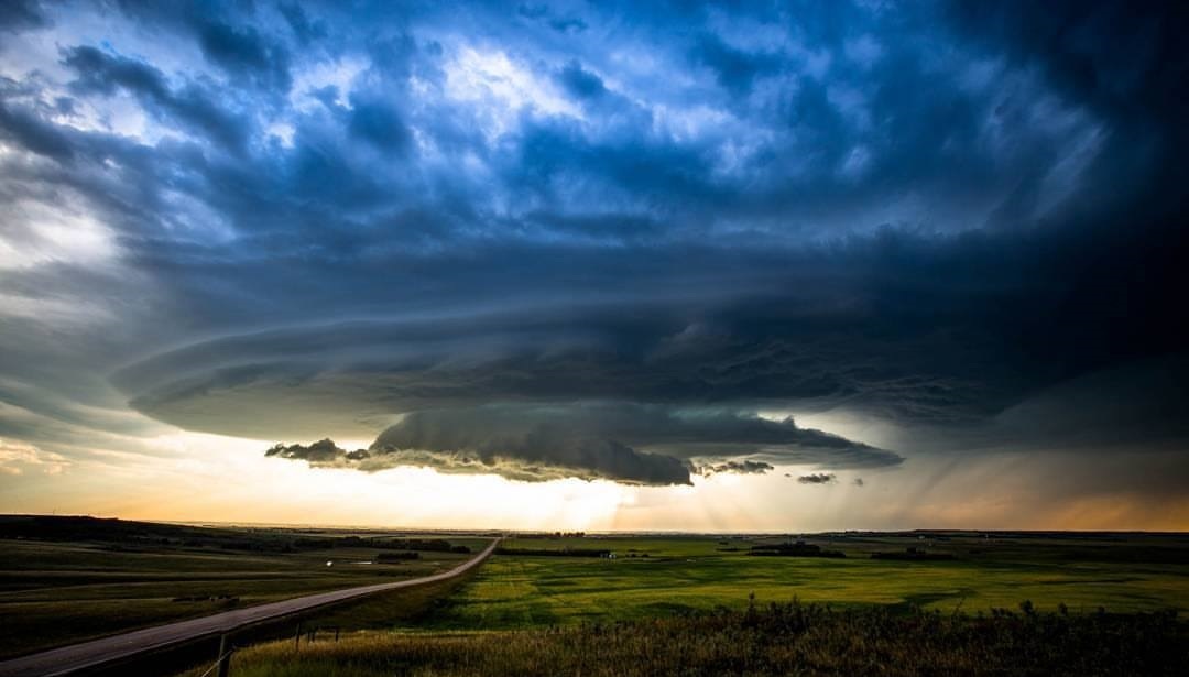 This was the final storm Ratzlaff caught in action in 2017, photographed near Sunnyslope east of Didsbury, Alta. (Supplied by Chris Ratzlaff)