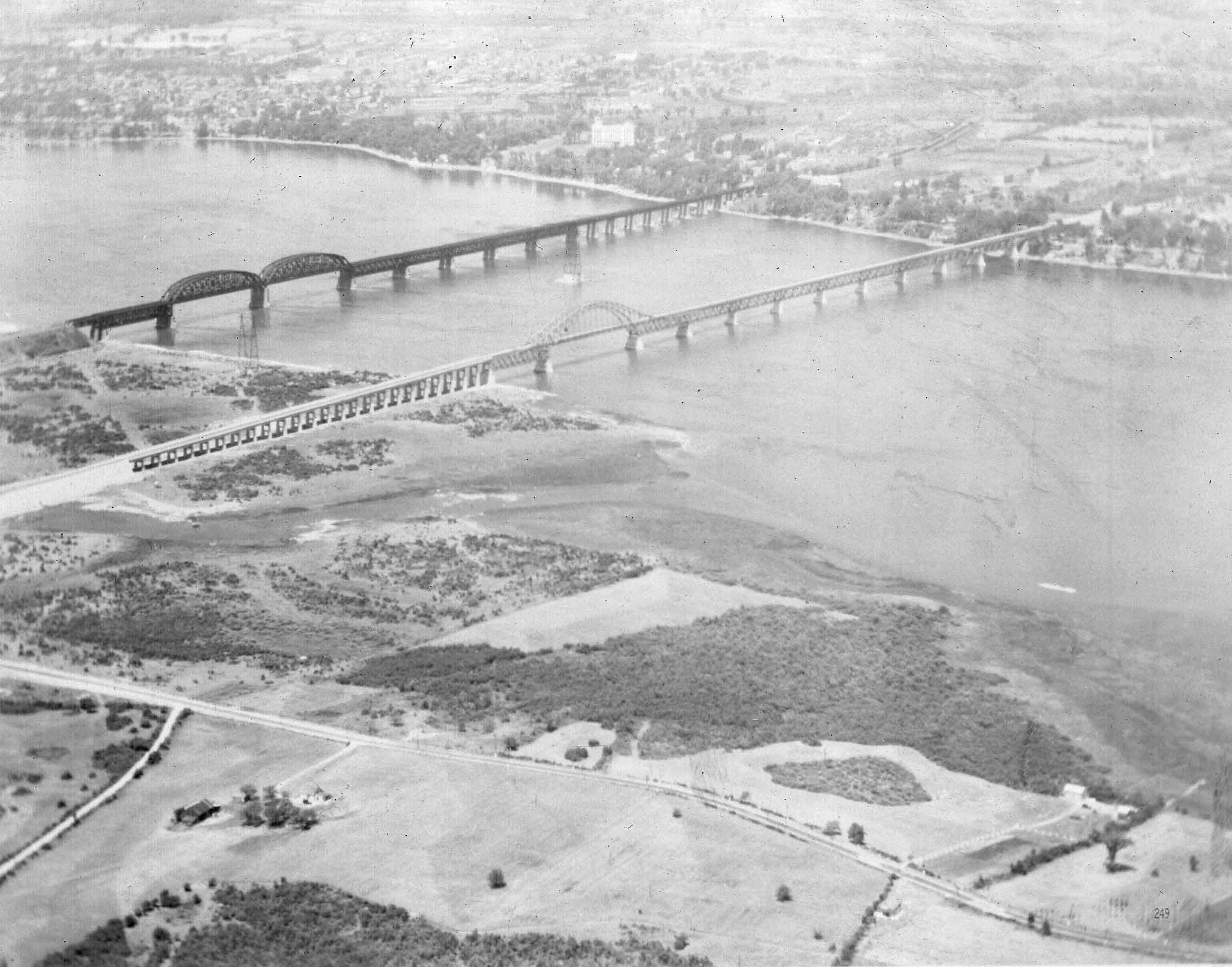 A view of the Honoré Mercier Bridge and Kahnawake, Que., prior to the construction of the St. Lawrence Seaway. (The Kahnawake Photo Archive/ Kanien'keháka Onkwawén:na Raotitióhkwa Language and Cultural Center)