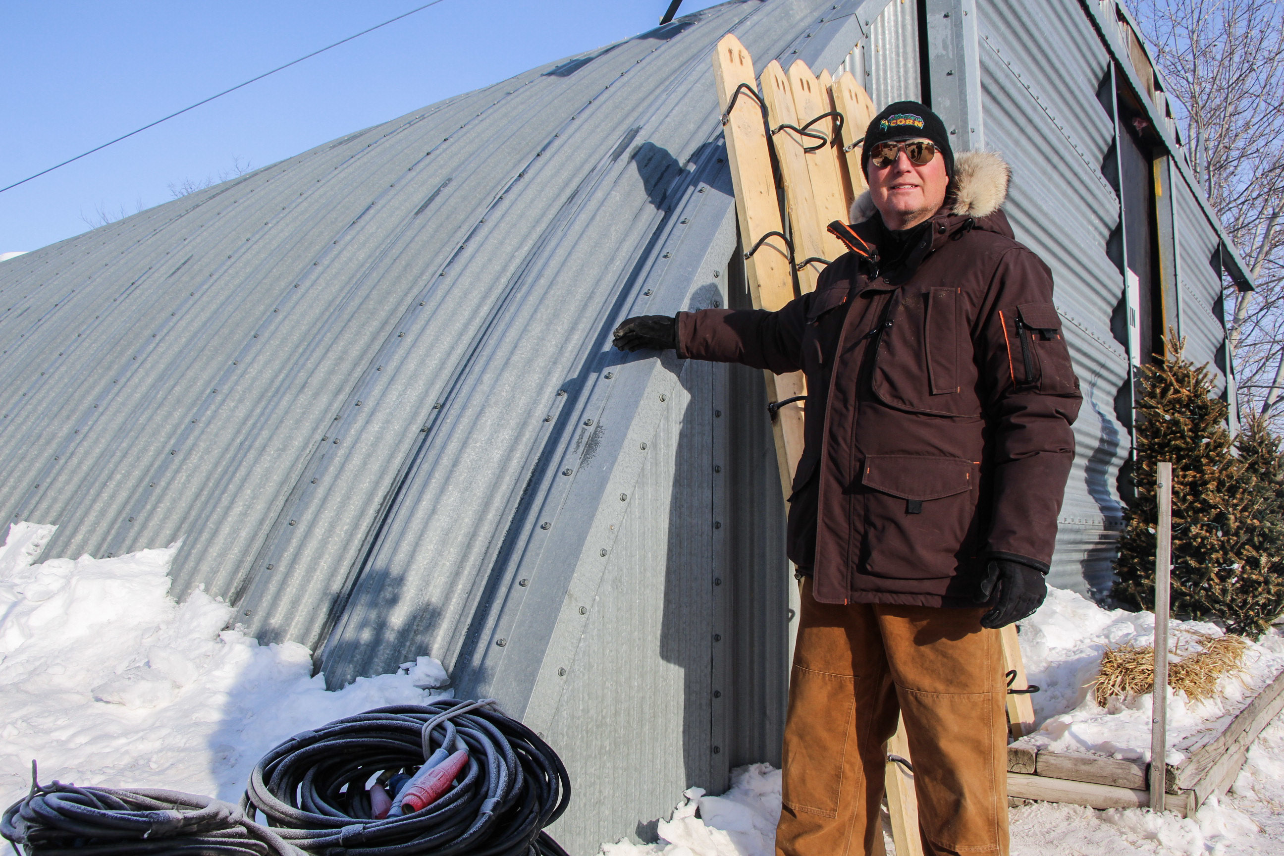 Clint Masse points out the height of the flood of '09 — nearly a metre and a half. (Ahmar Khan/CBC)