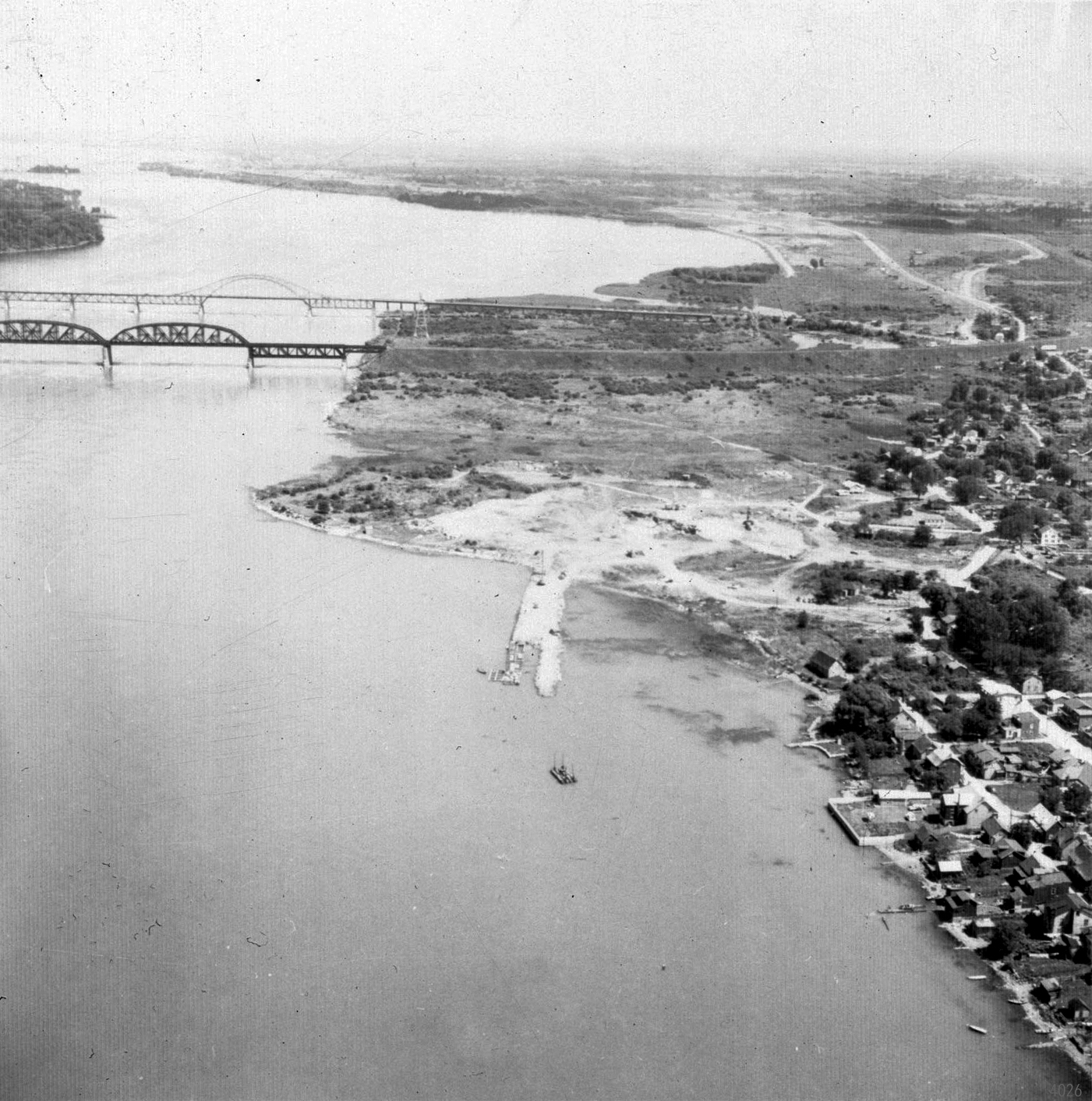 One of the few photos of Kahnawake's shoreline before the St. Lawrence Seaway. (The Kahnawake Photo Archive/ Kanien'keháka Onkwawén:na Raotitióhkwa Language and Cultural Center)