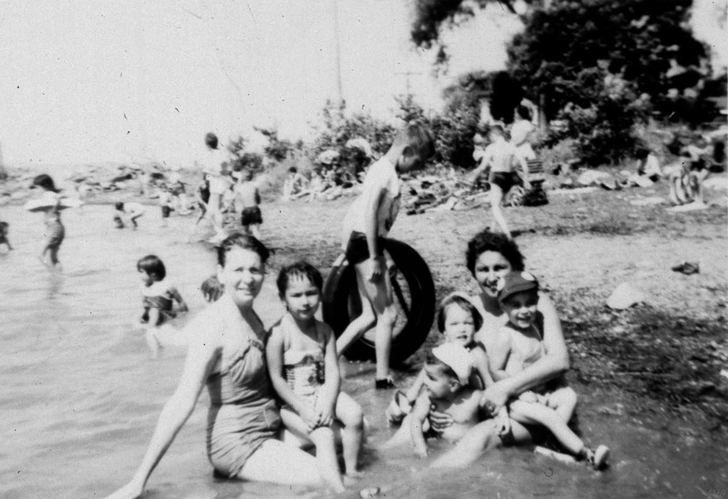 Johnson's beach in Kahnawake circa 1959. (The Kahnawake Photo Archive/ Kanien'keháka Onkwawén:na Raotitióhkwa Language and Cultural Center)