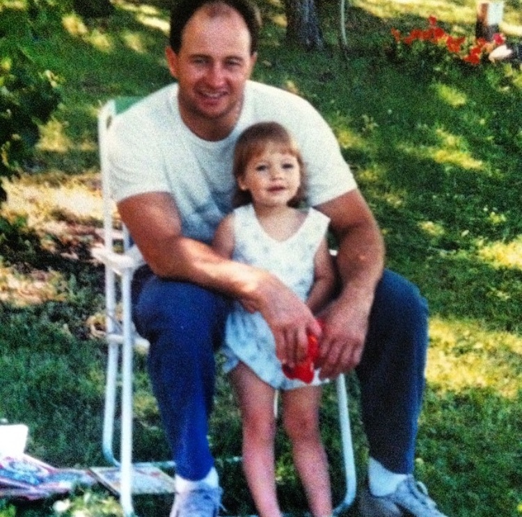 Misheyla Iwasiuk as a child with her dad. (Supplied by Misheyla Iwasiuk)