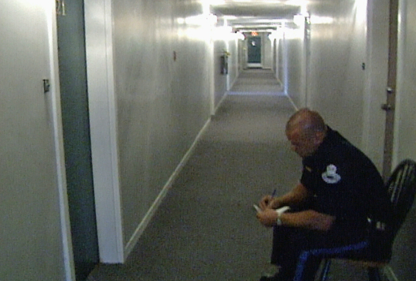 An officer with the Royal Newfoundland Constabulary holds the scene outside Brenda Gillingham's apartment in June 2000. (CBC)