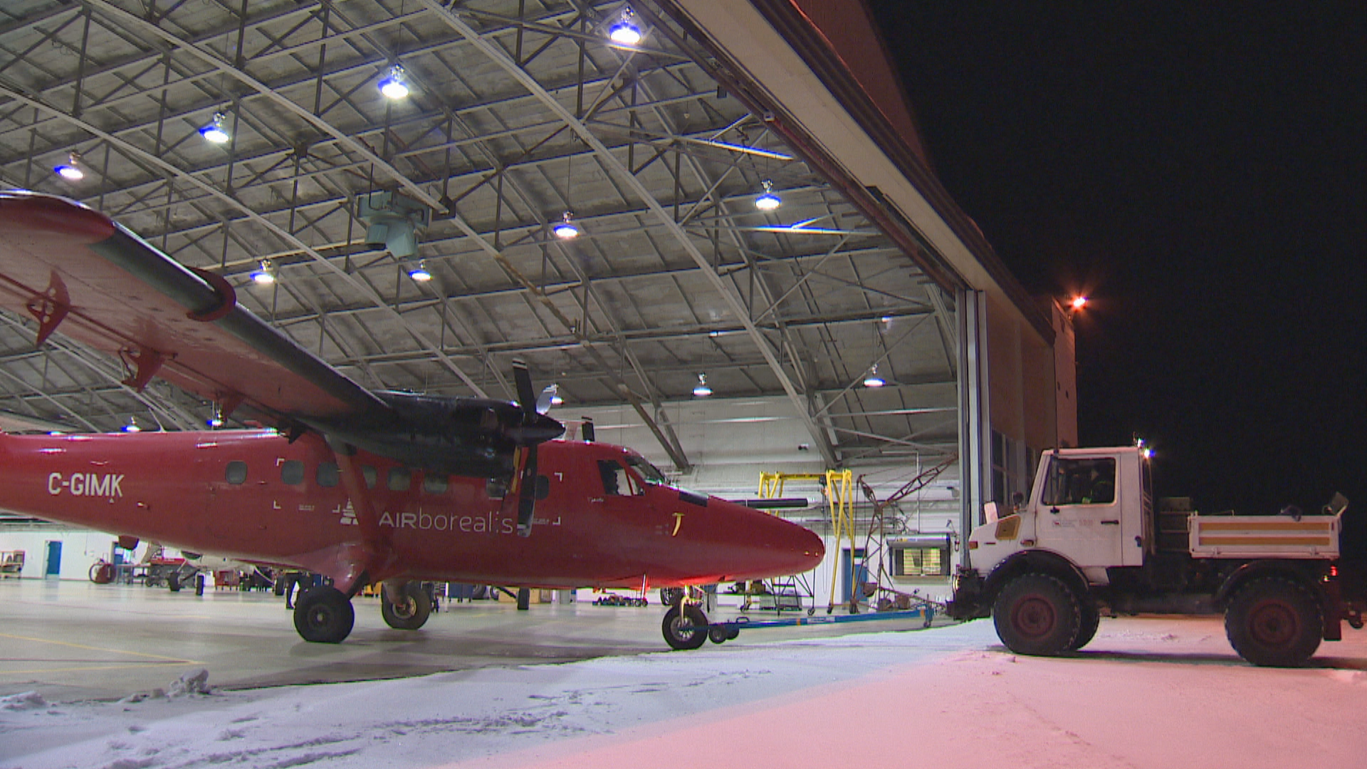 Prepping a plane for flight before dawn. (Bruce Tilley/CBC)