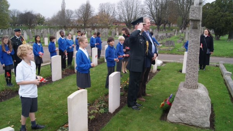 Brig.- Gen Matthew Overton and students from Beatrix Potter Elementary visit the Newfoundland graves in Wandsworth Cemetery in 2015. (Ted Blades/CBC)