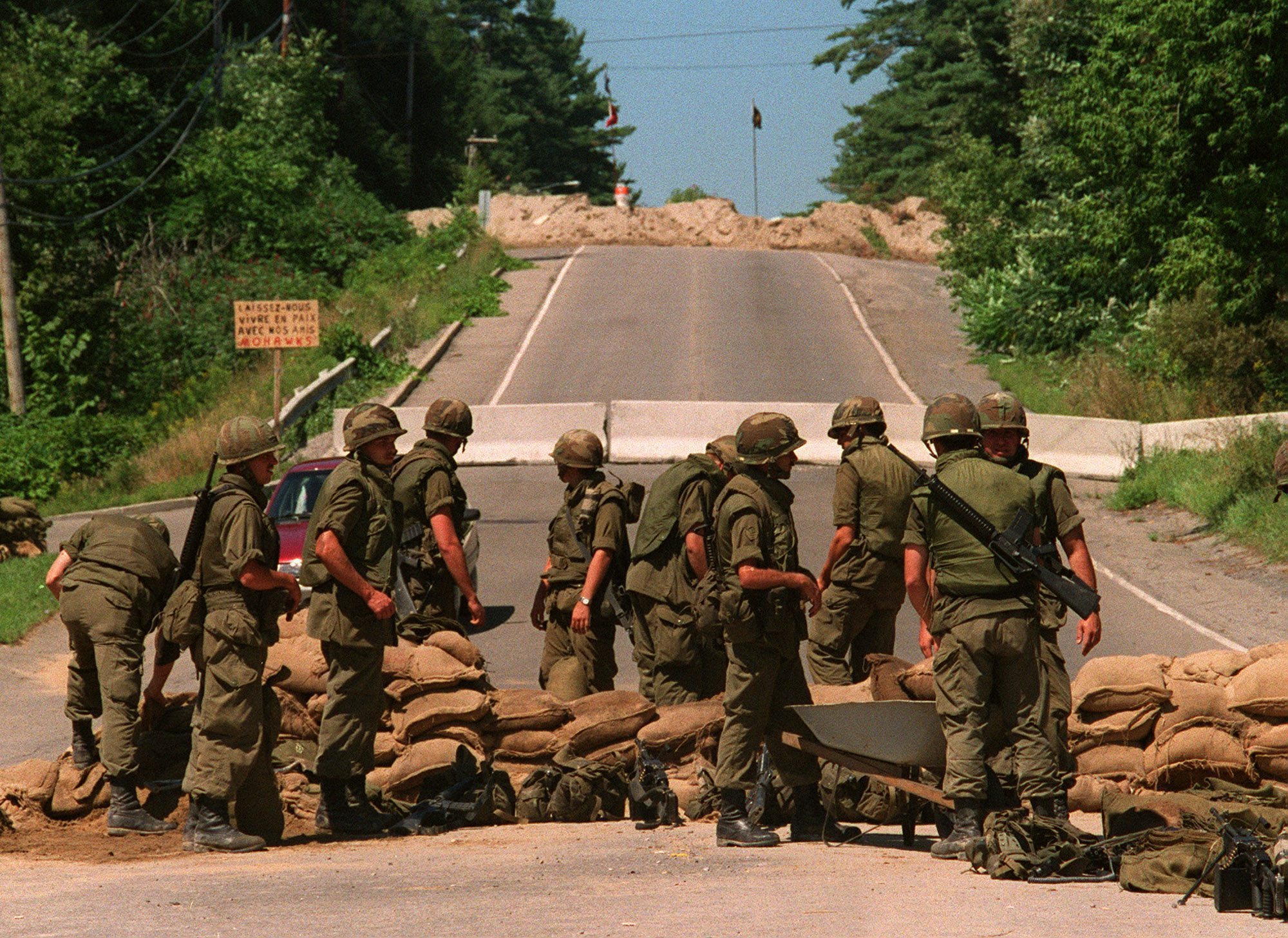 Canadian soldiers work at disassembling a police barricade positioned down Highway 344 at Oka, Aug. 20, 1990. (Bill Grimshaw/Canadian Press)