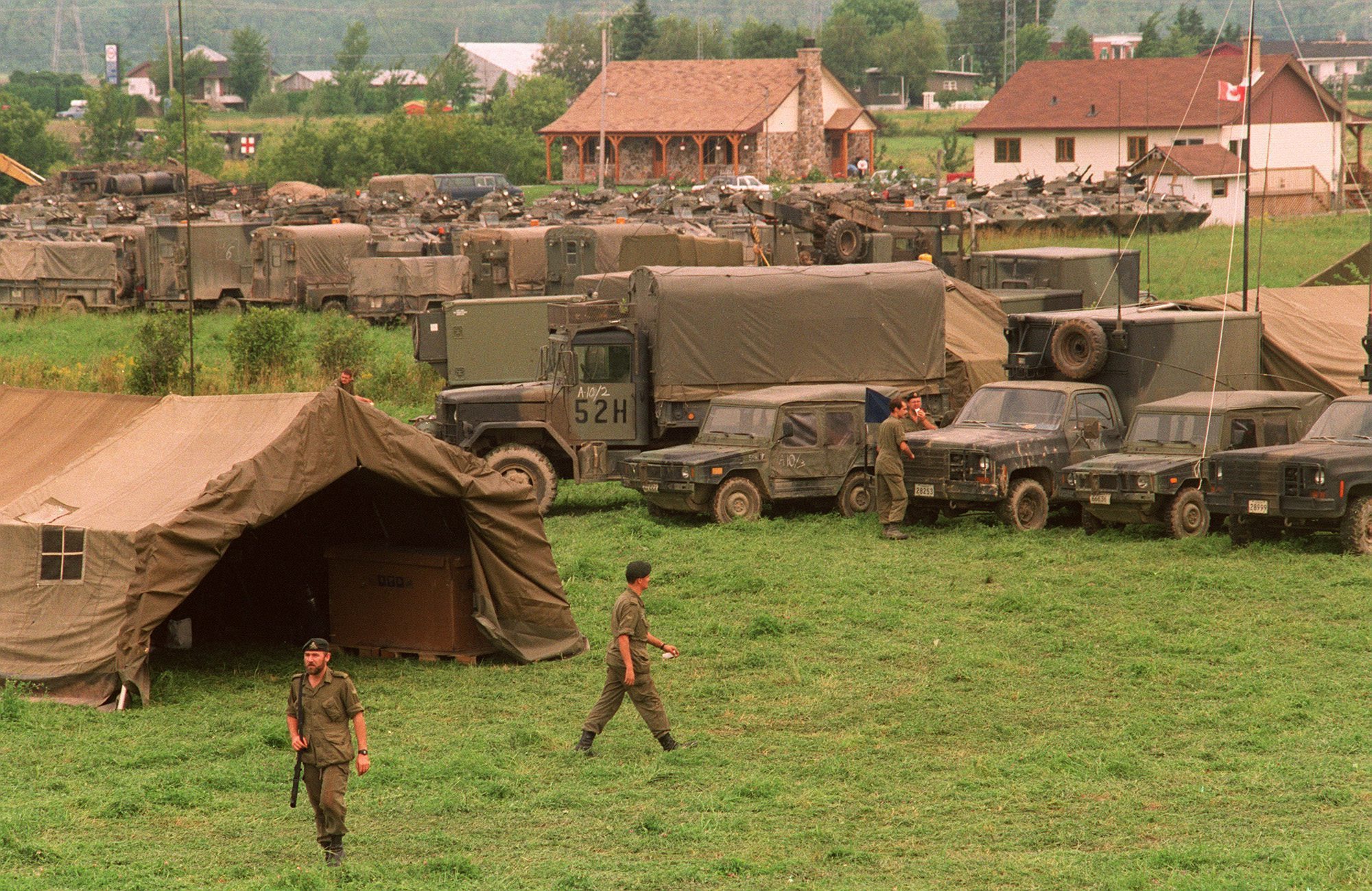 The Second Battalion of the Royal 22nd Regiment from La Citadelle, Que., moves into a vacant field in a residential area of St. Benoit, Que., Aug. 15, 1990. (Bill Grimshaw/Canadian Press)