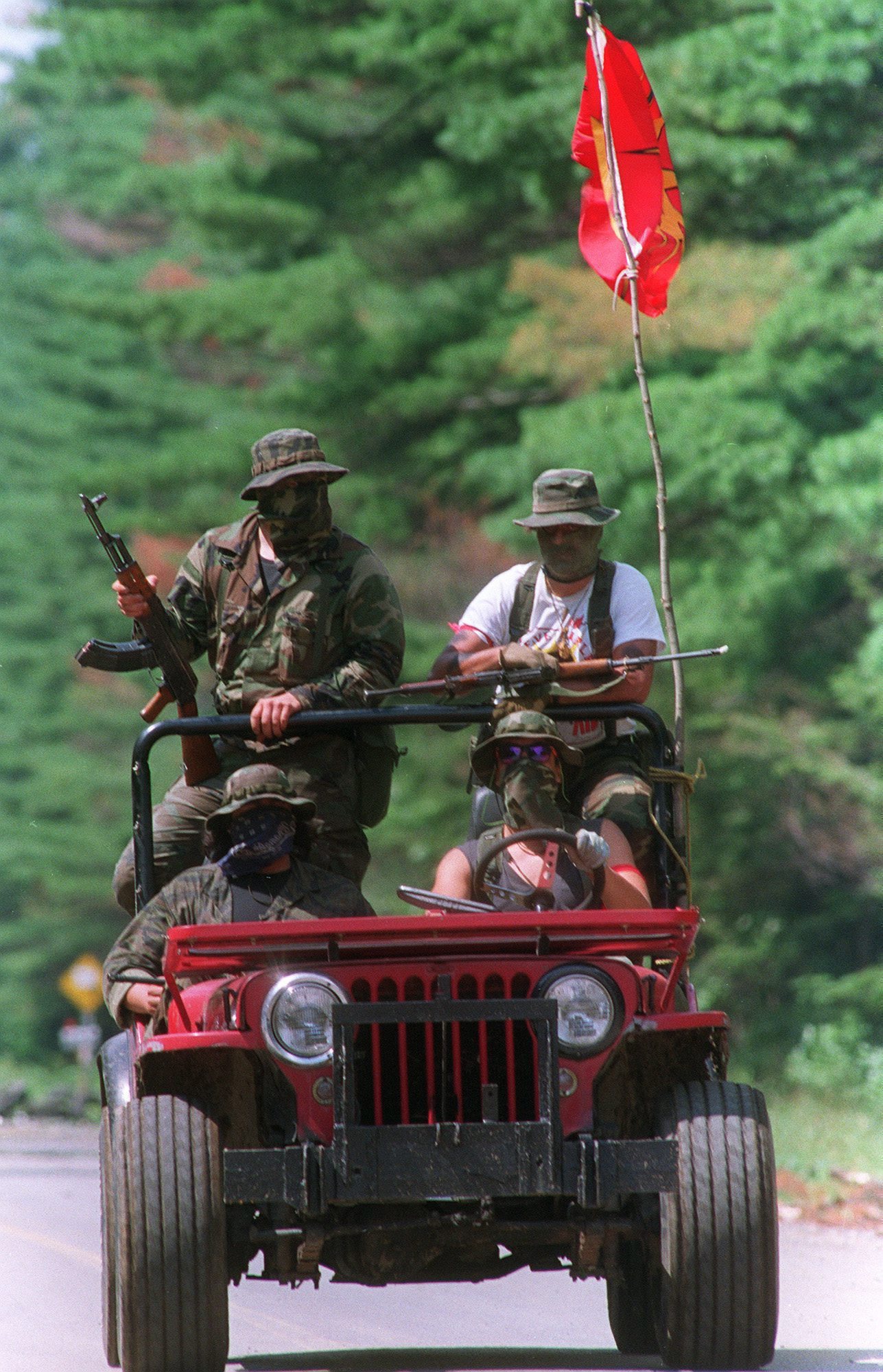 Armed Mohawk Warriors patrol the perimeter of the Kanesatake reserve near Oka, Que., on August 8, 1990, a month into the standoff between Mohawks and police. (Paul Chiasson/The Canadian Press)