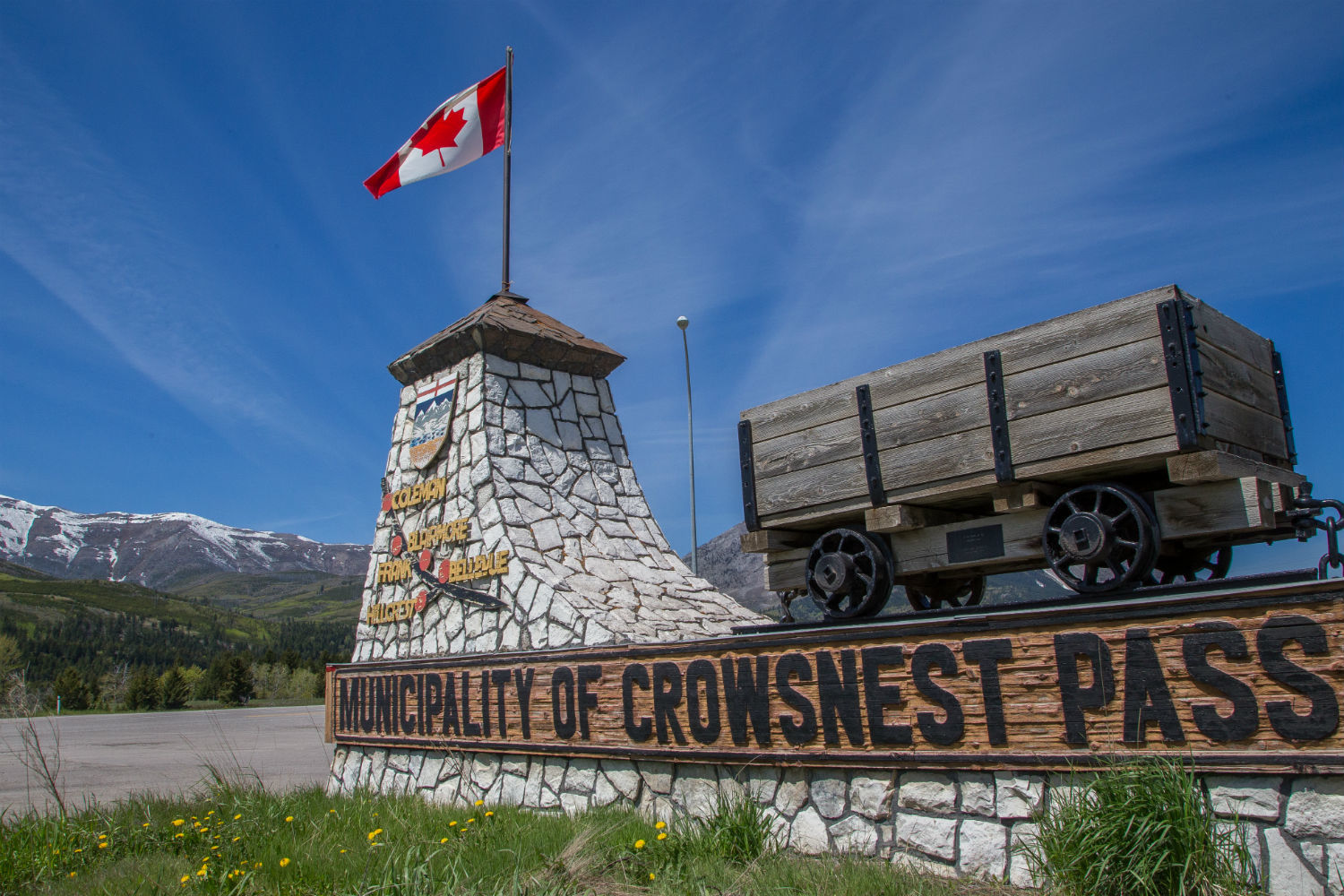 A highway monument welcoming visitors to Crowsnest Pass pays tribute to the area's coal-mining heritage. (Robson Fletcher/CBC) 