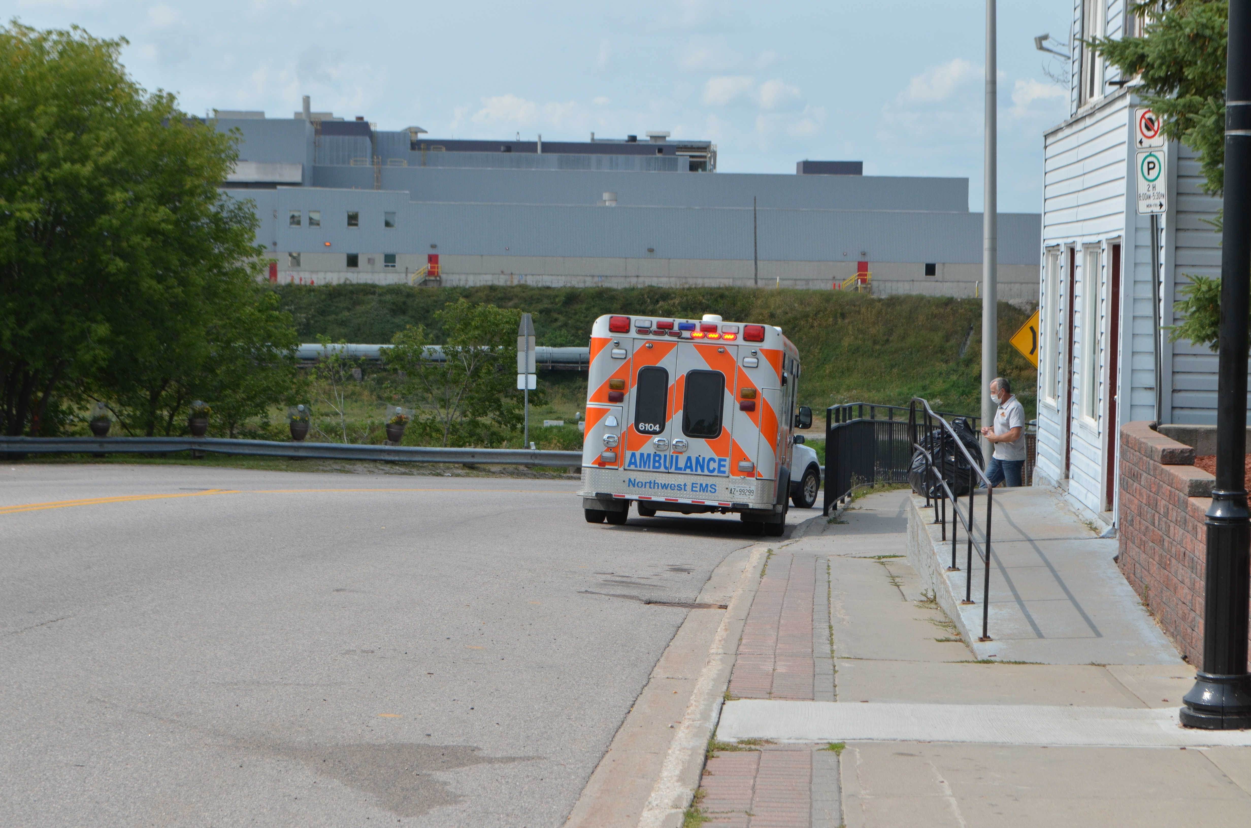 An ambulance responds to a call in downtown Dryden. (Logan Turner/CBC)