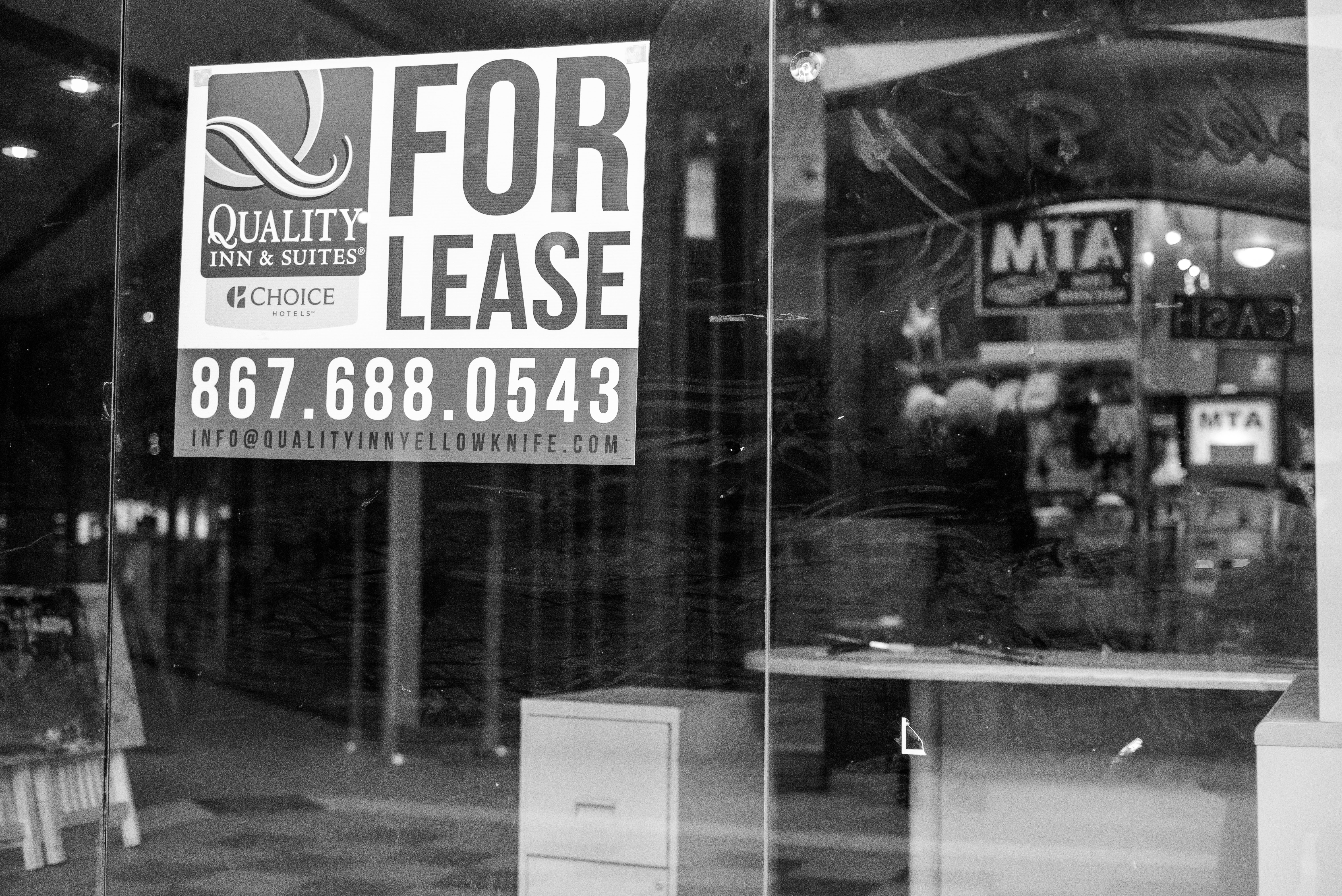 A "For Lease" sign in Centre Square's upper mall. (Walter Strong/CBC)