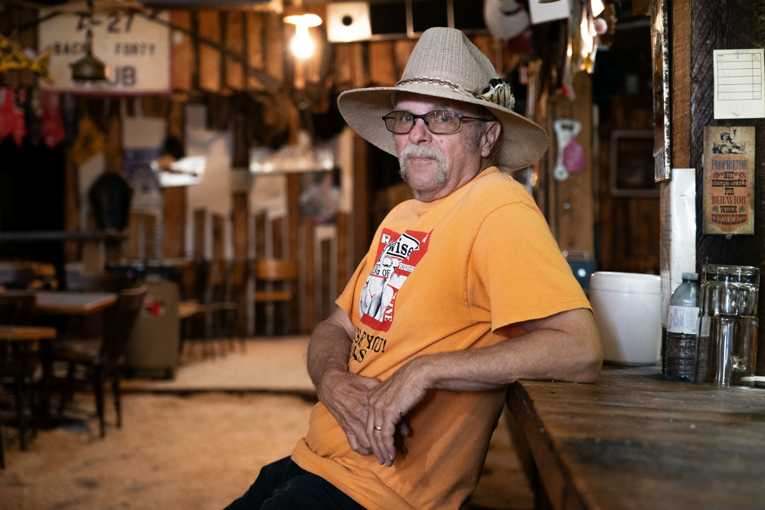 Doug Hampton inside Sam's Saloon in Rowley, Alta. (Vincent Bonnay/Radio-Canada)