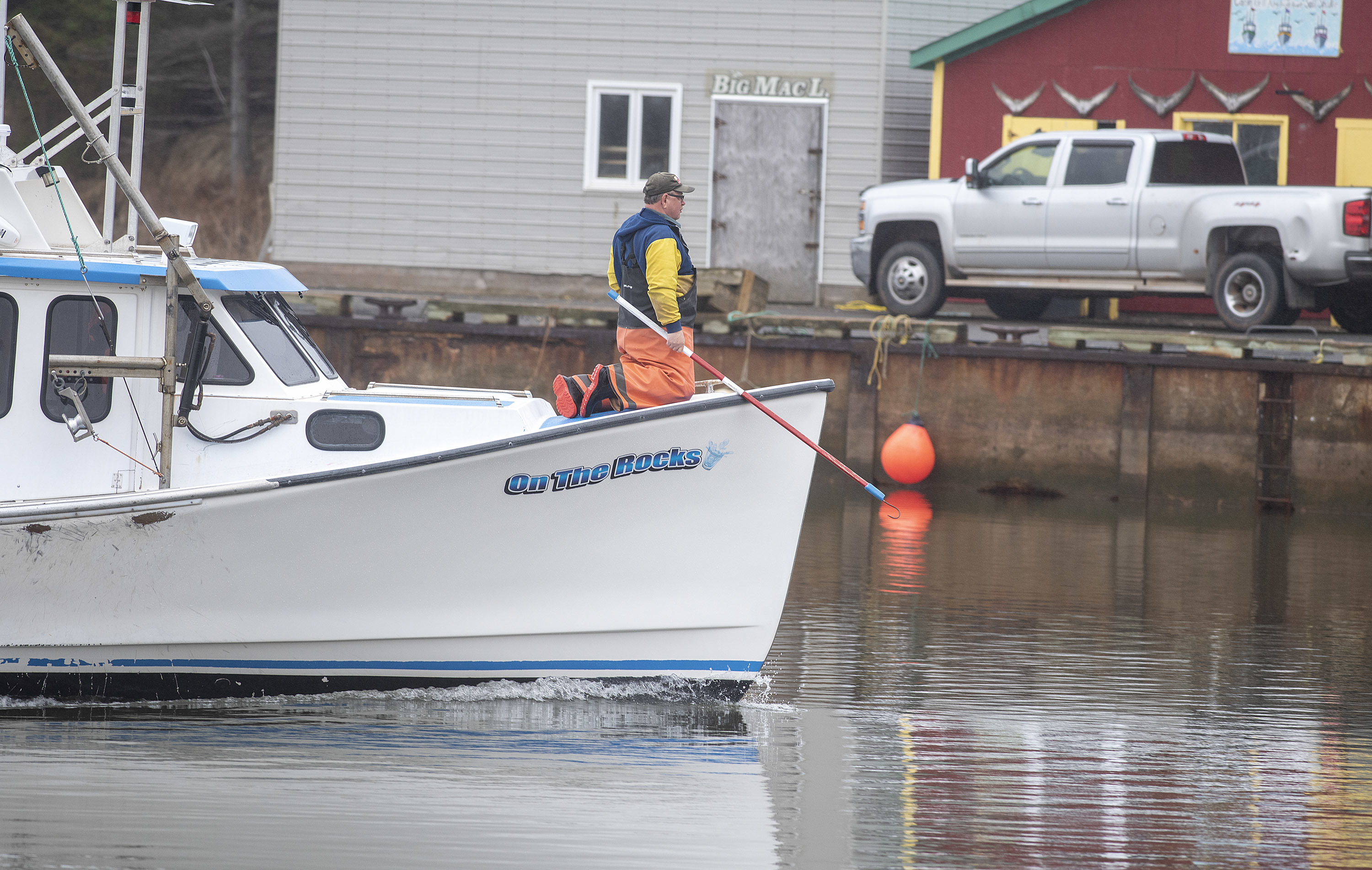 On the Rocks glides into the dock at French River to offload her cargo of lobster. (Brian McInnis)