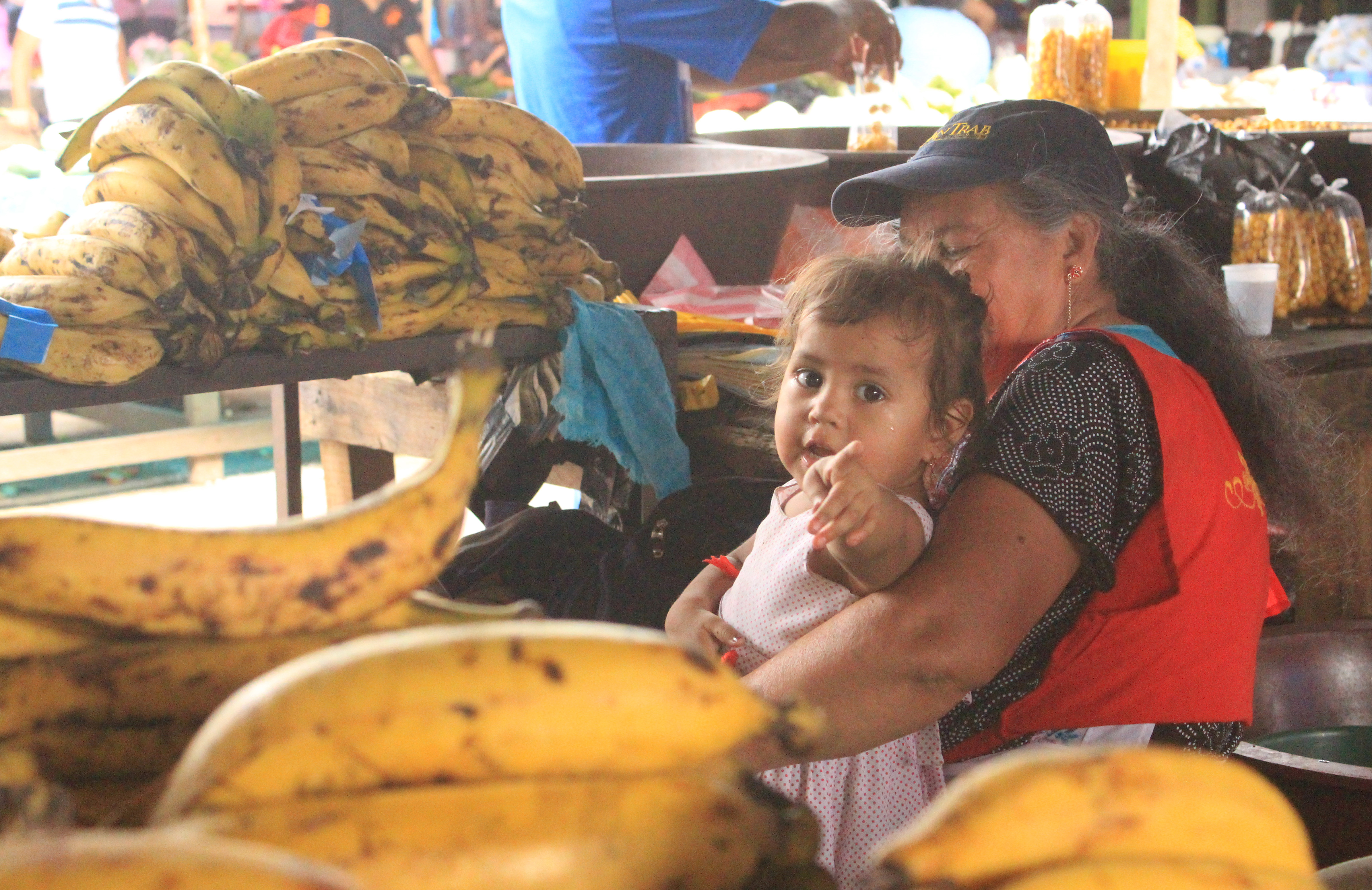 A toddler in El Mayoreo, Tegucigalpa's farmers market. (María José Burgos/CBC)