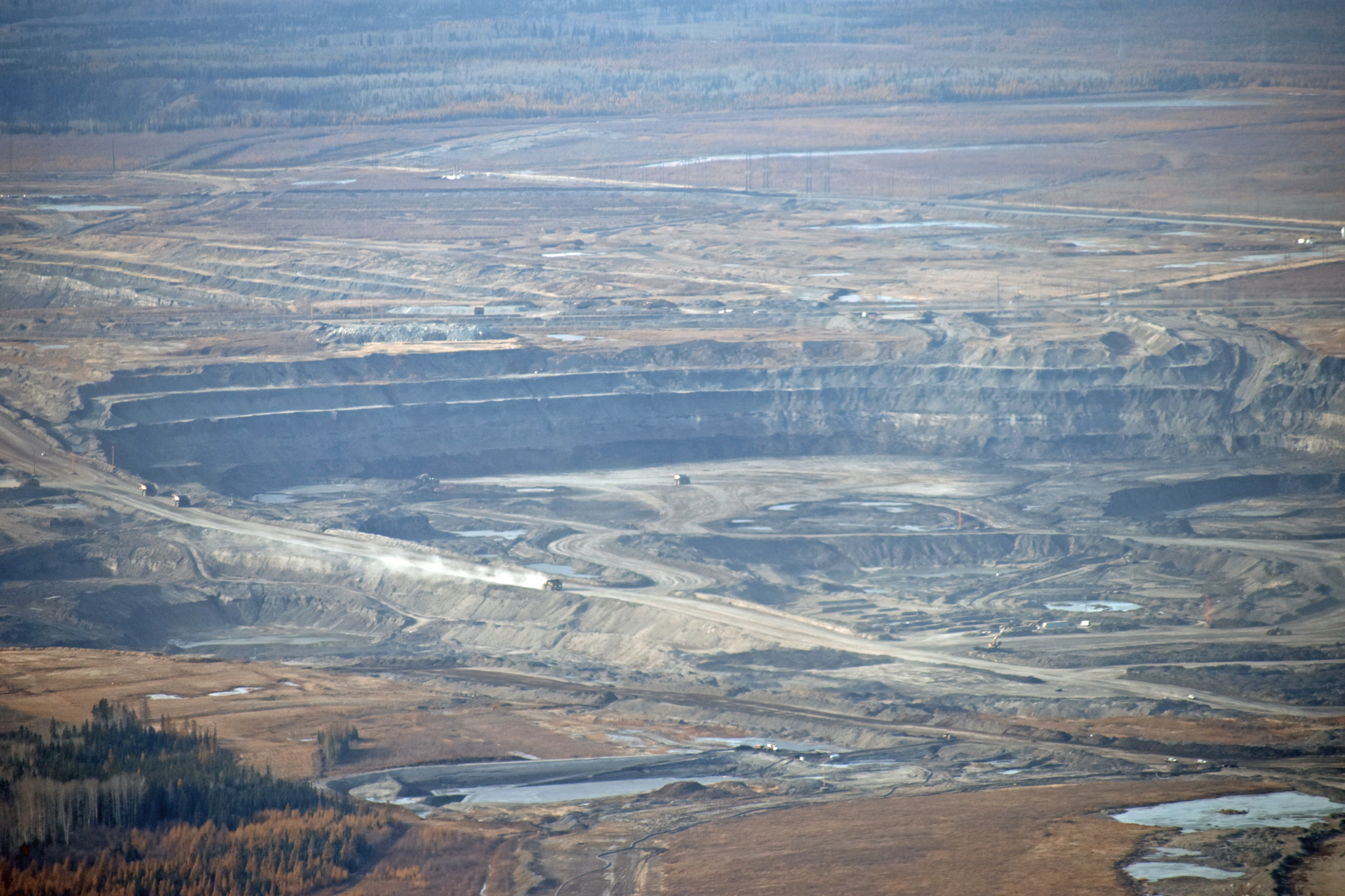 Oilsands mines north of Fort McMurray. (Geneviève Normand/CBC Radio-Canada)