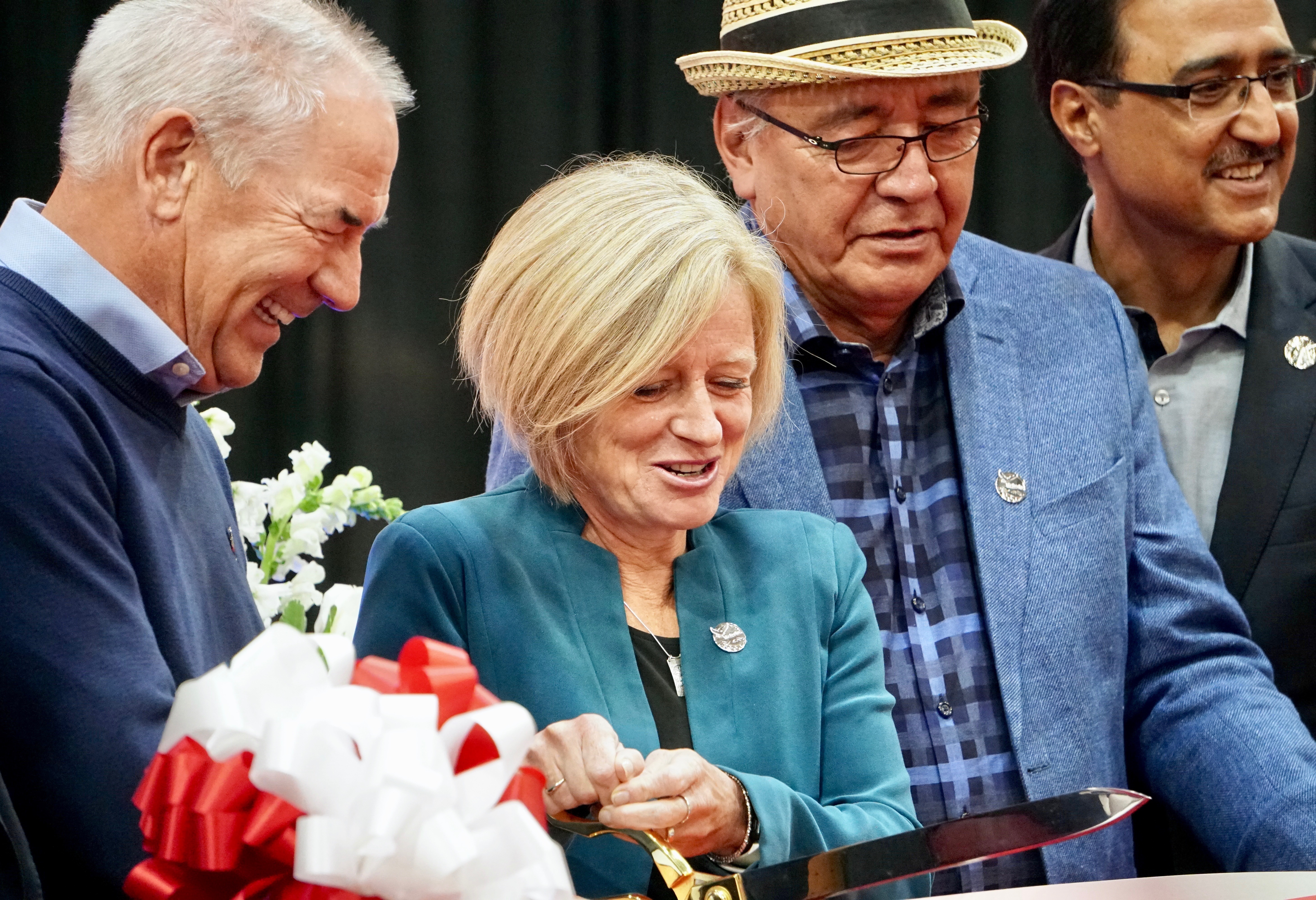 Suncor CEO Steve Williams, left, Alberta Premier Rachel Notley and other dignitaries celebrate the grand opening of Fort Hills. (Kyle Bakx/CBC)