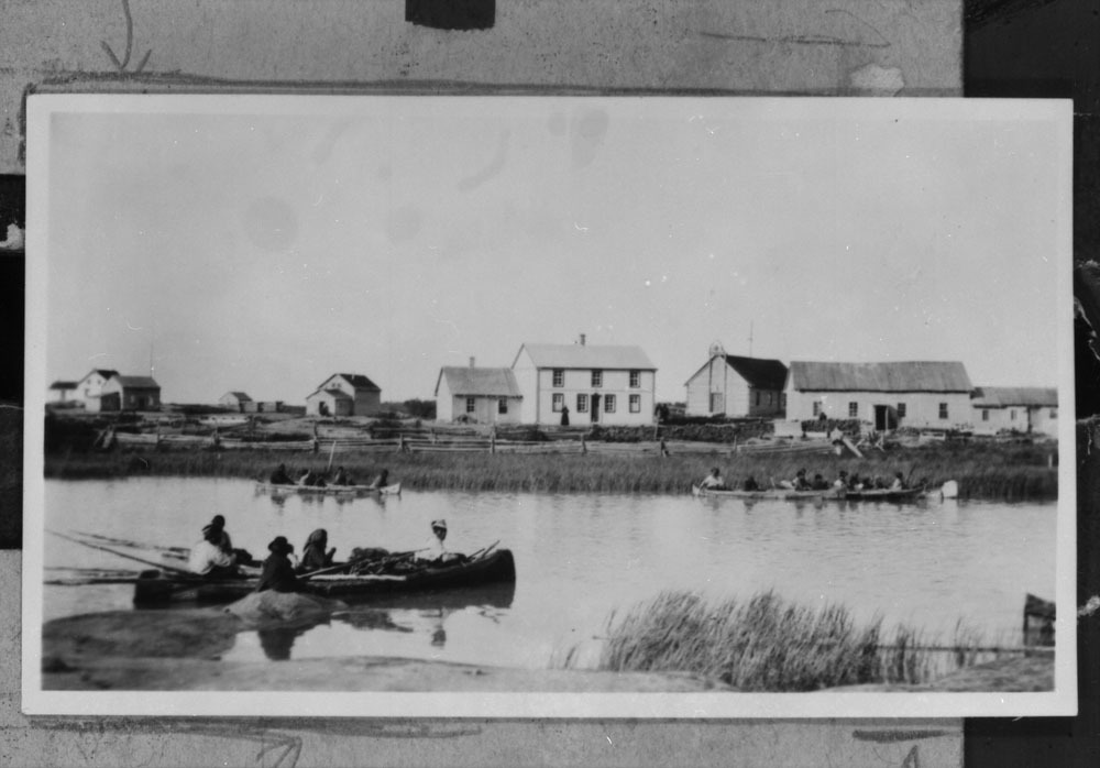 A view of Fort Rae on Great Slave Lake in the 1920s. Despite some limited white settlement in the North, Canada became interested in making a treaty with the Dene only when oil was discovered in the Mackenzie Valley. (Library and Archives Canada/PA-043159)