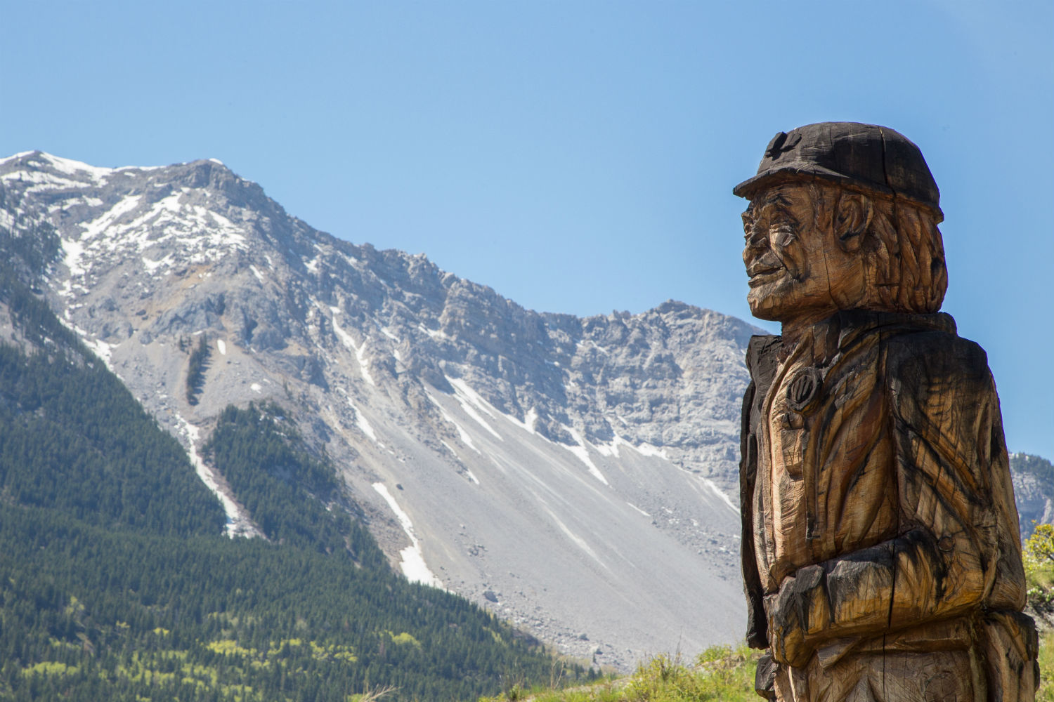 A monument outside the Bellevue Underground Mine honouring the miners who died in an explosion in 1910. (Robson Fletcher/CBC)