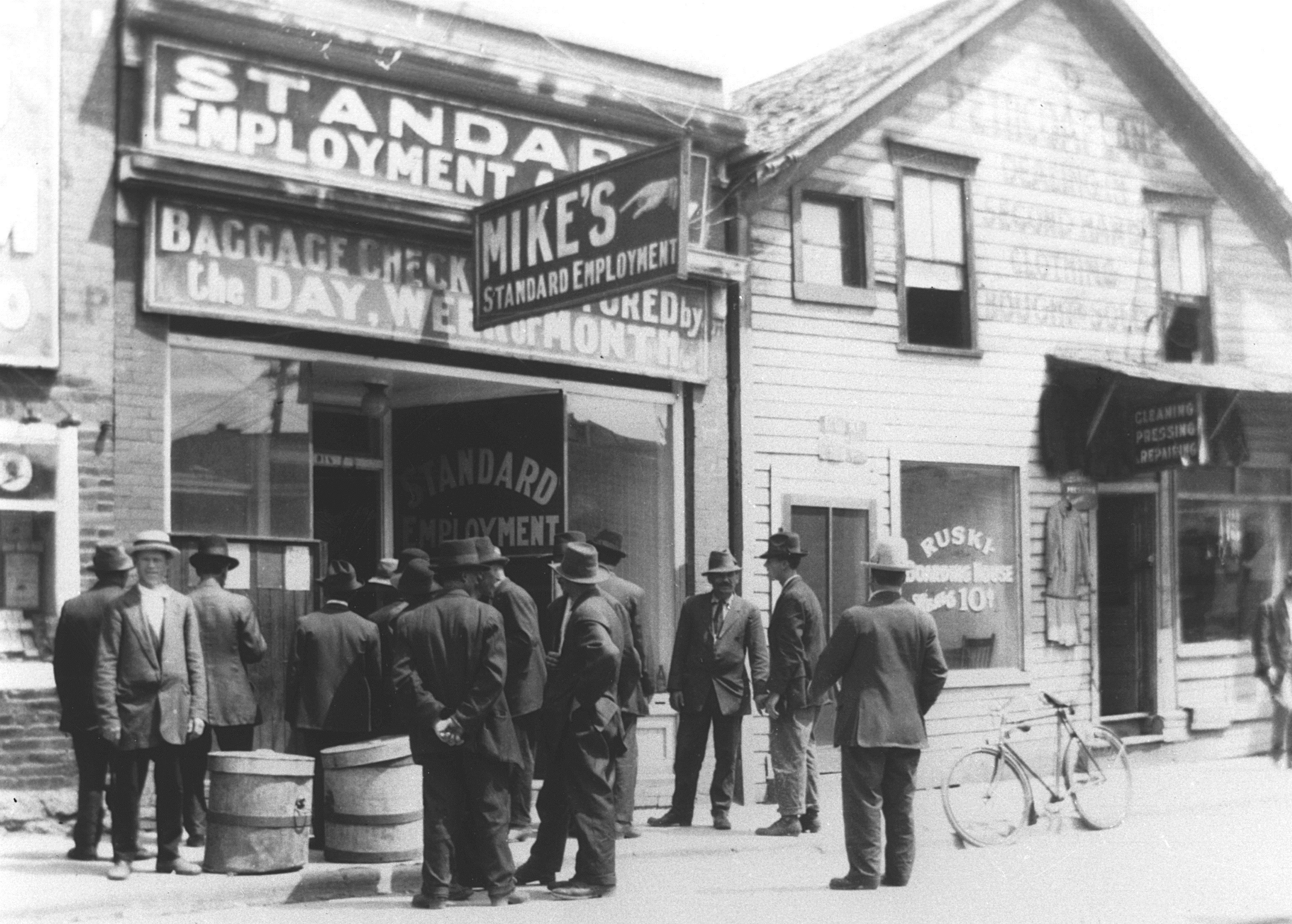 Immigrants looking for work line up outside Mike's Standard Employment Agency on Henry Avenue in 1910. (Archives of Manitoba)