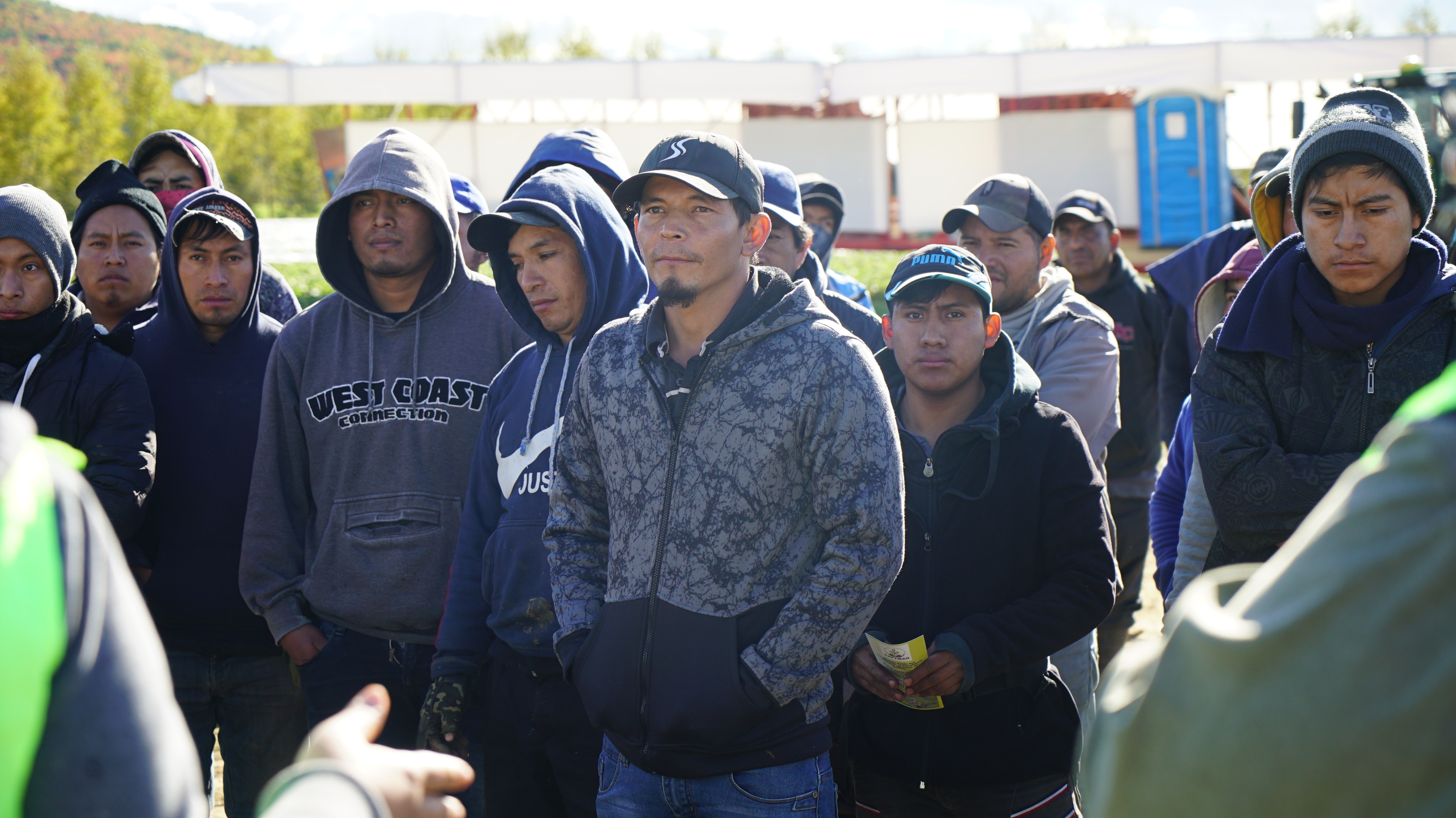 Algunos trabajadores se manifestaron, diciendo que estaban aquí por trabajo, no por vacaciones.  Otros inclinaron la cabeza.  (Charles Contant / CBC)