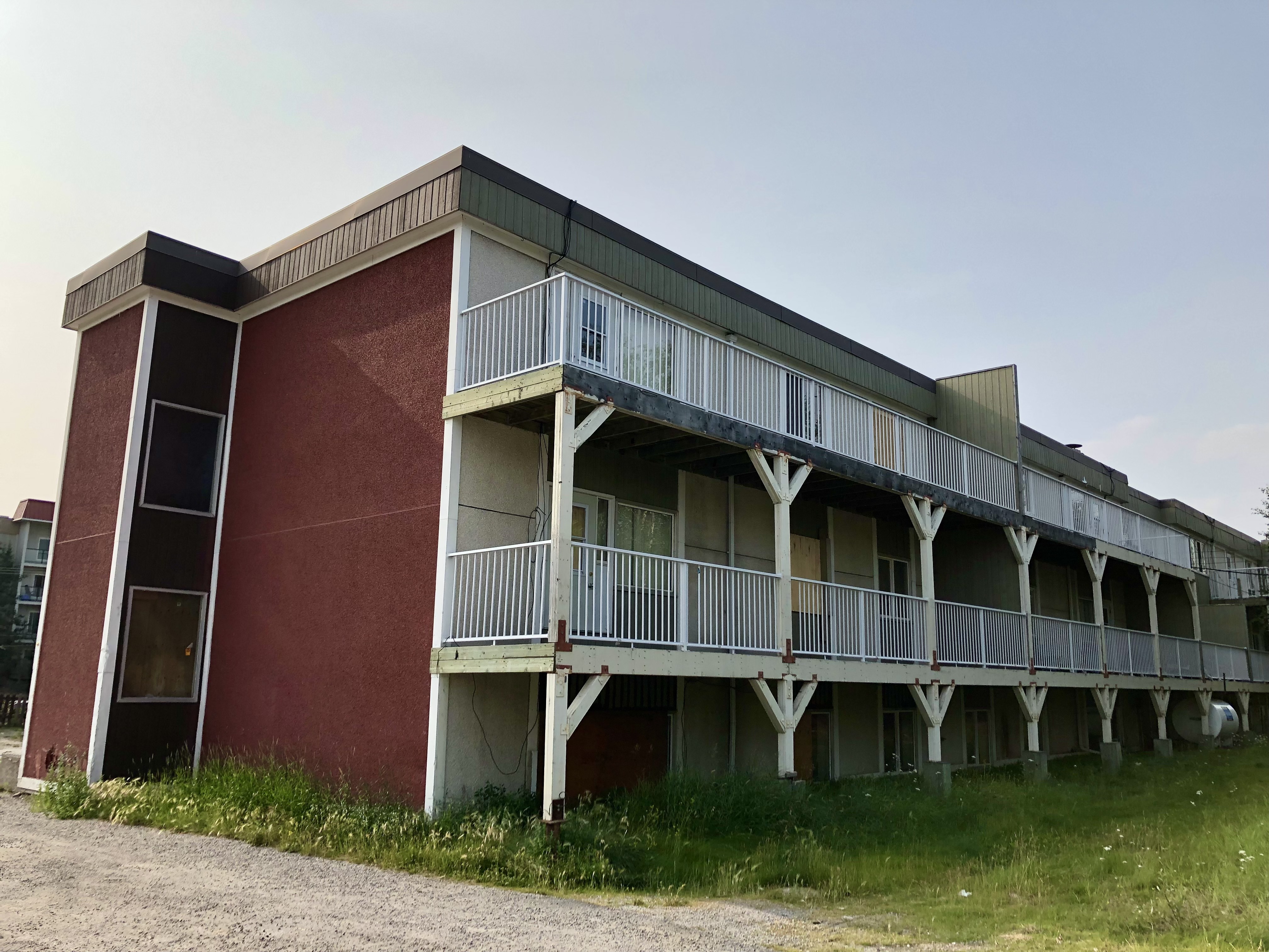 The back of Northview's Sunridge Place in Yellowknife. Tenants across various N.W.T. Northview properties made similar complaints, from general worries about security, to specific reports of trash and feces in common areas, left uncleaned for days. (Sidney Cohen/CBC)