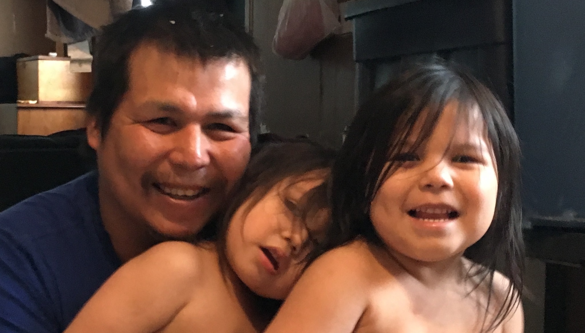 Michael Slipperjack, and his daughter Kenidi Waswa, 2, on the left, and son Conway Waswa, 3, on the right. (Jorge Barrera/CBC)