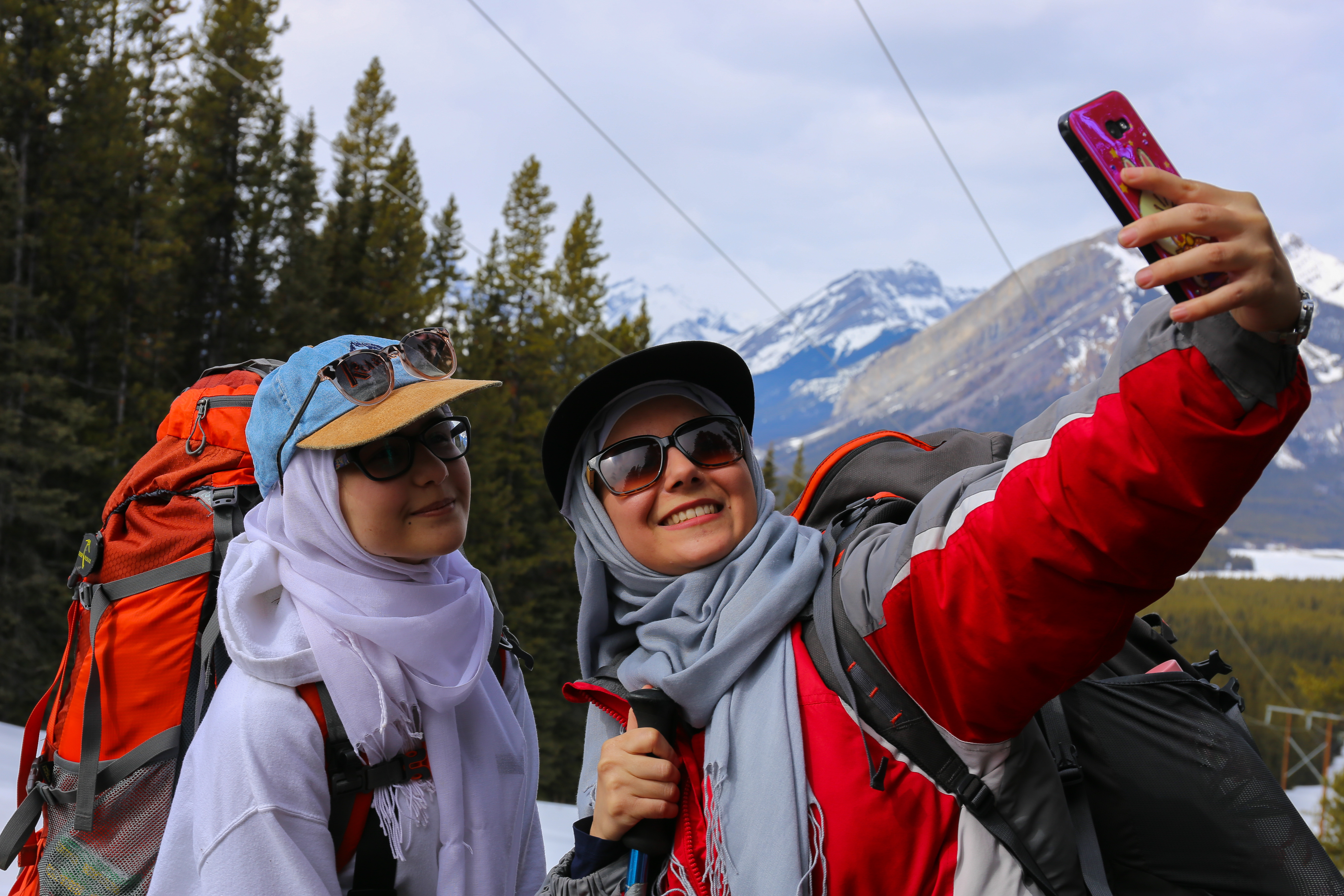 With no cellphone service, Faten and Sidra Alsaleh snap a photo to share with their family when they get home. (Emily Rendell-Watson/CBC)