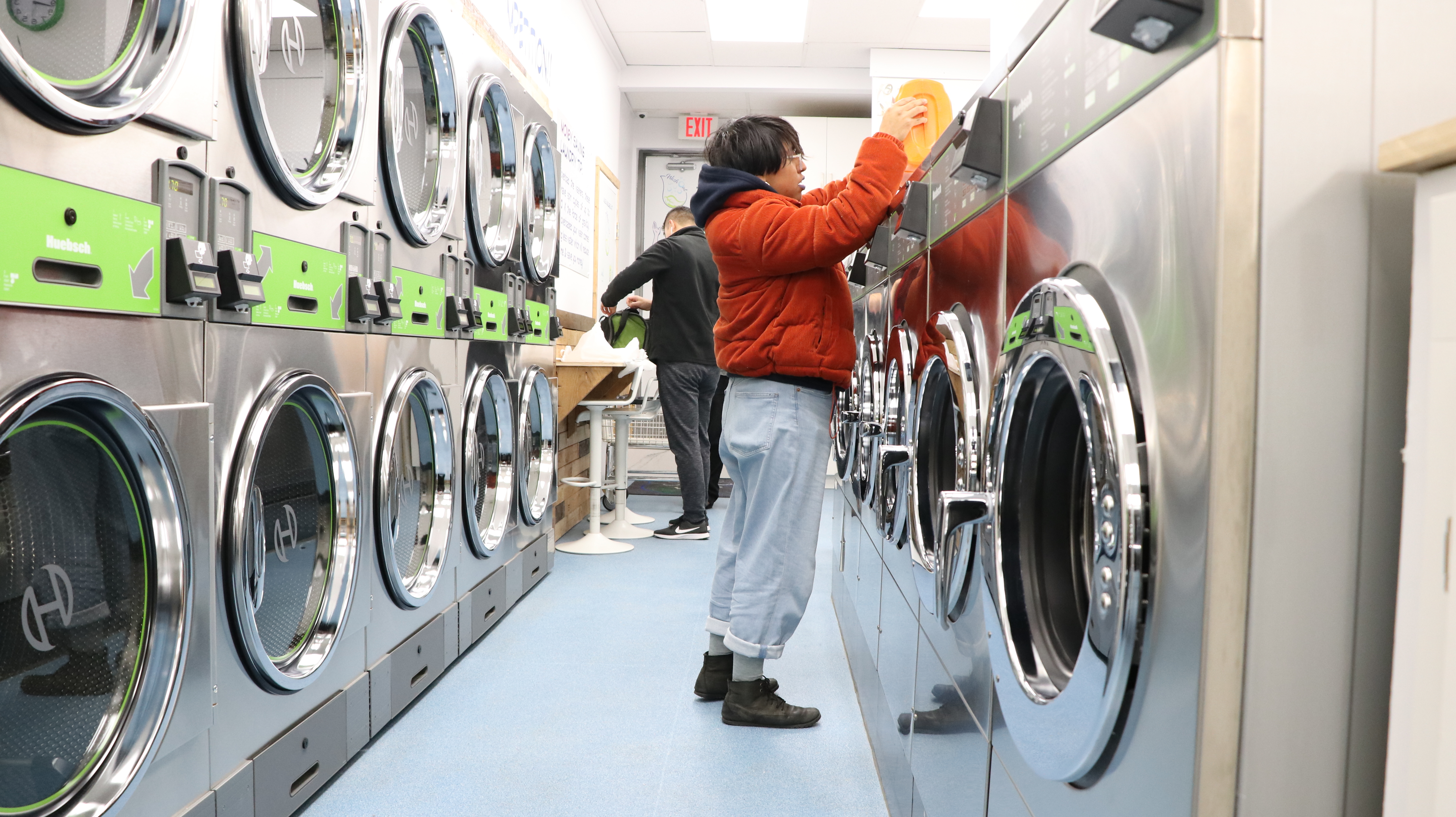 Laundromat that washes clothes for deals you