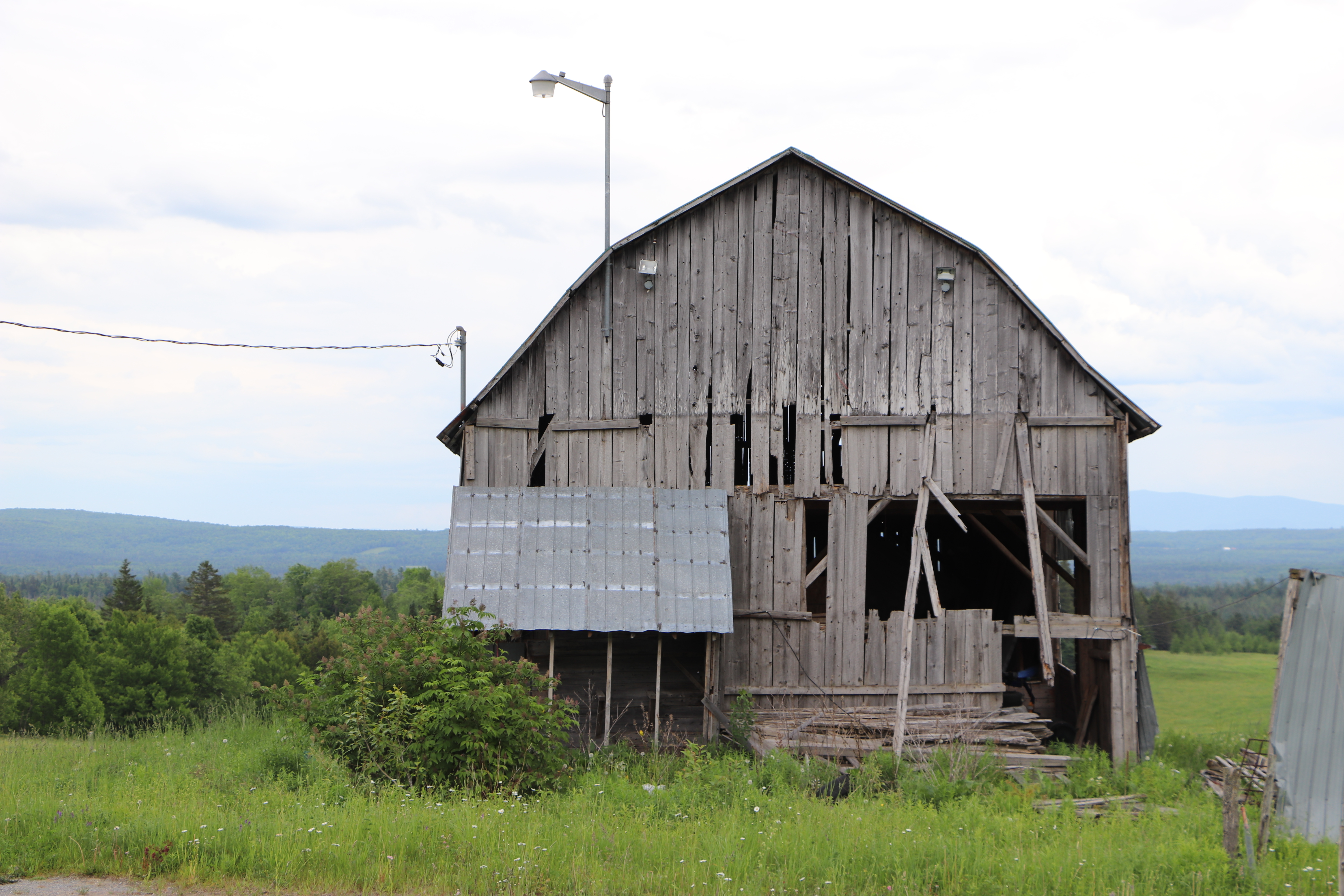 Abandoned barns like this one are part of the landscape of Quebec’s rural regions, a testament to the small family farms that have disappeared over time. (Julia Page/CBC)