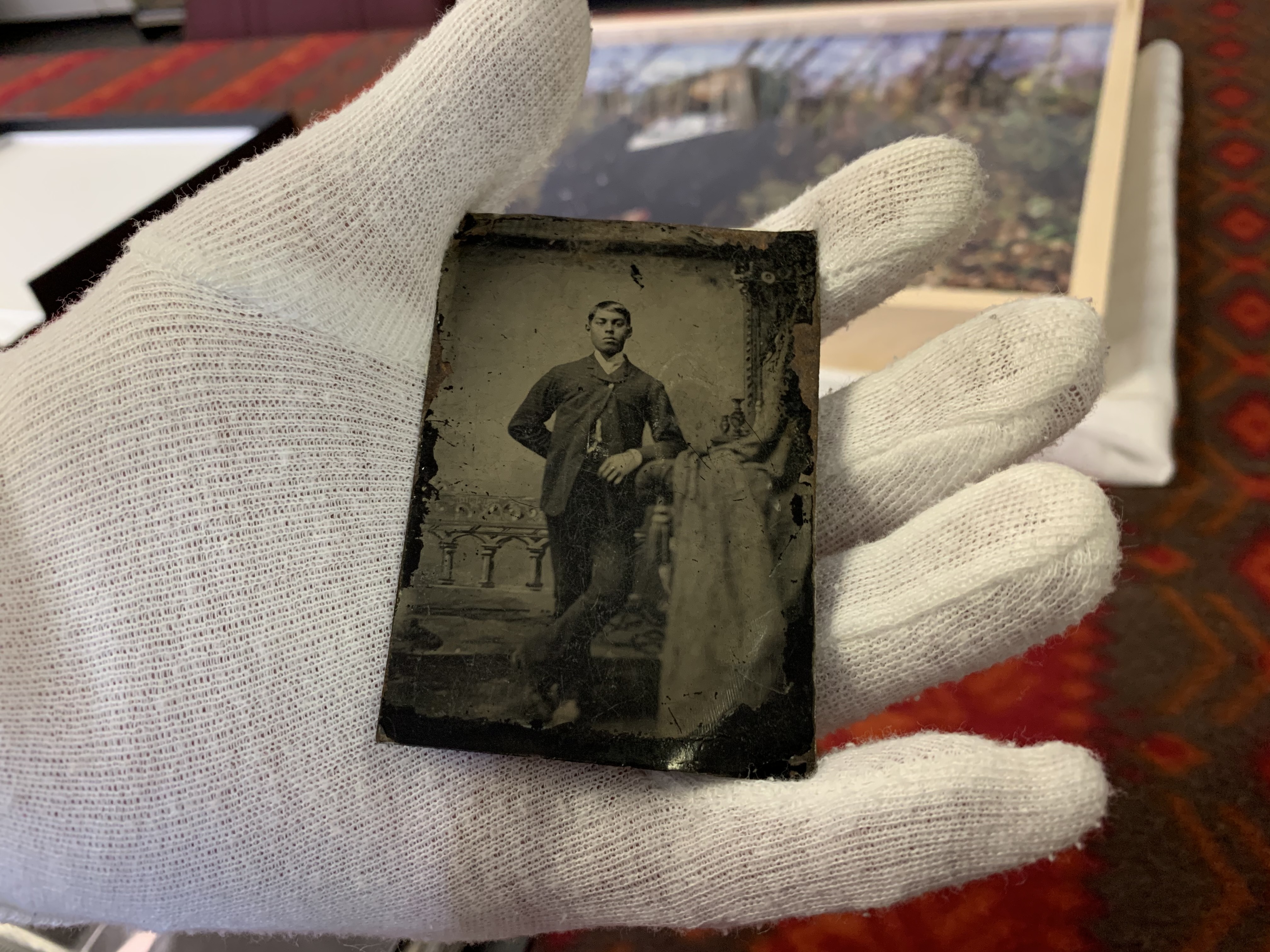 This tin-type is one of the many photos in the The Kanien’kehá:ka Onkwawén:na Raotitióhkwa Language and Cultural Center's collection without any information. (Ka’nhehsí:io Deer/CBC)