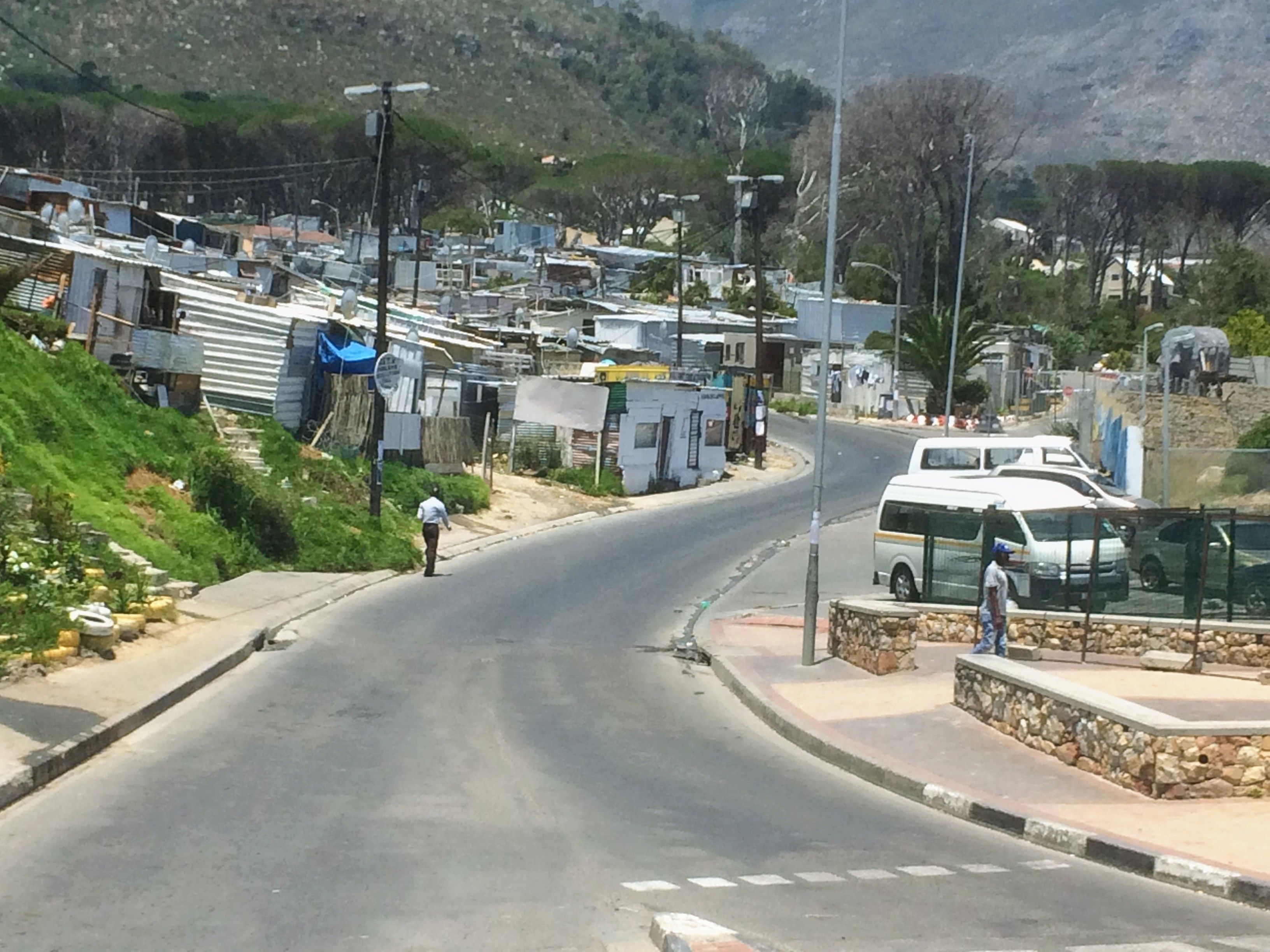 One of the many shantytowns around South Africa, where tourists can now tour the communities. (Kim Trynacity/CBC)