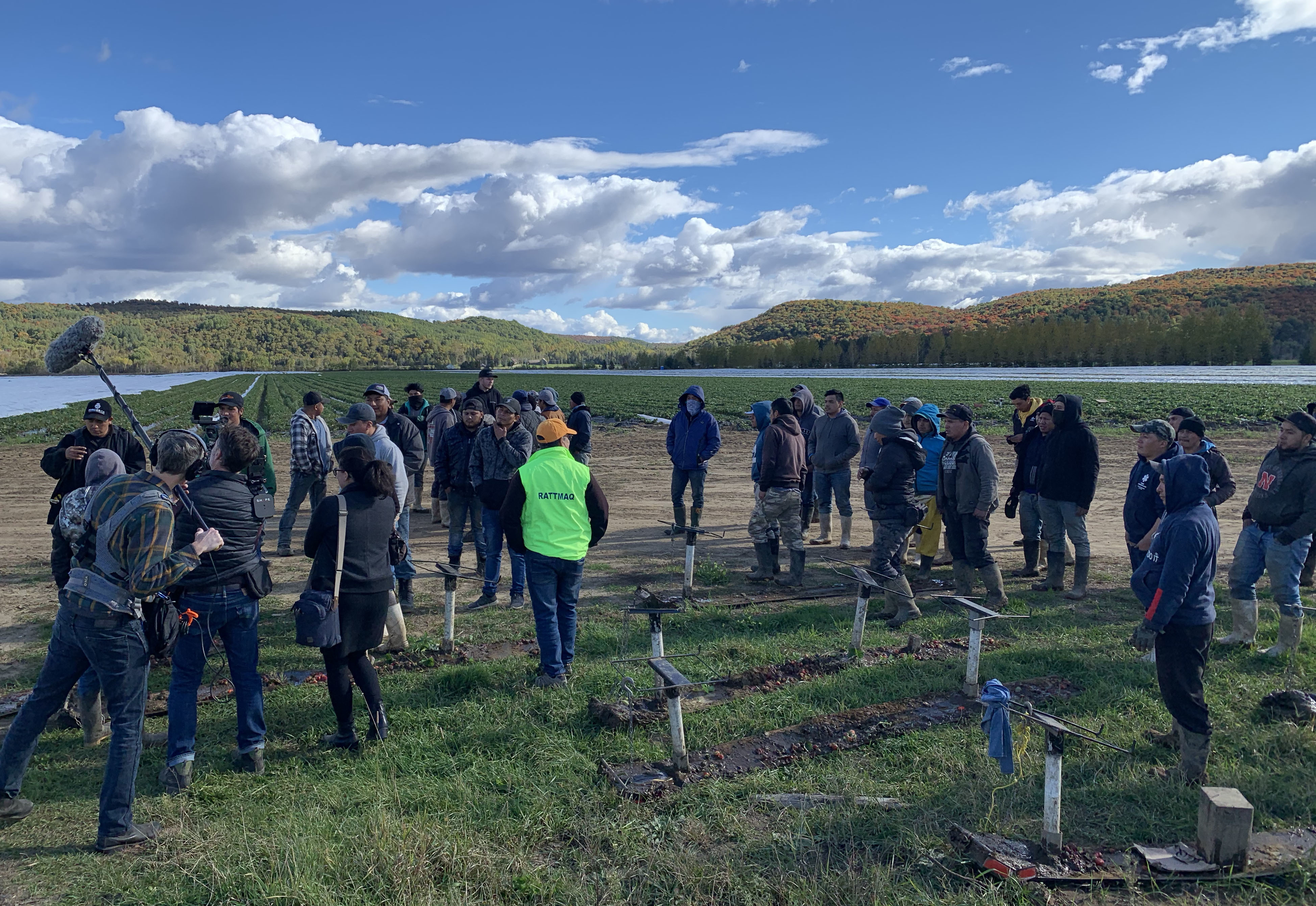 Los propietarios de la finca permitieron que CBC, un equipo de documentales y un grupo de defensa hablaran con los trabajadores en una de sus plantaciones de fresas.  (Verity Stevenson / CBC)