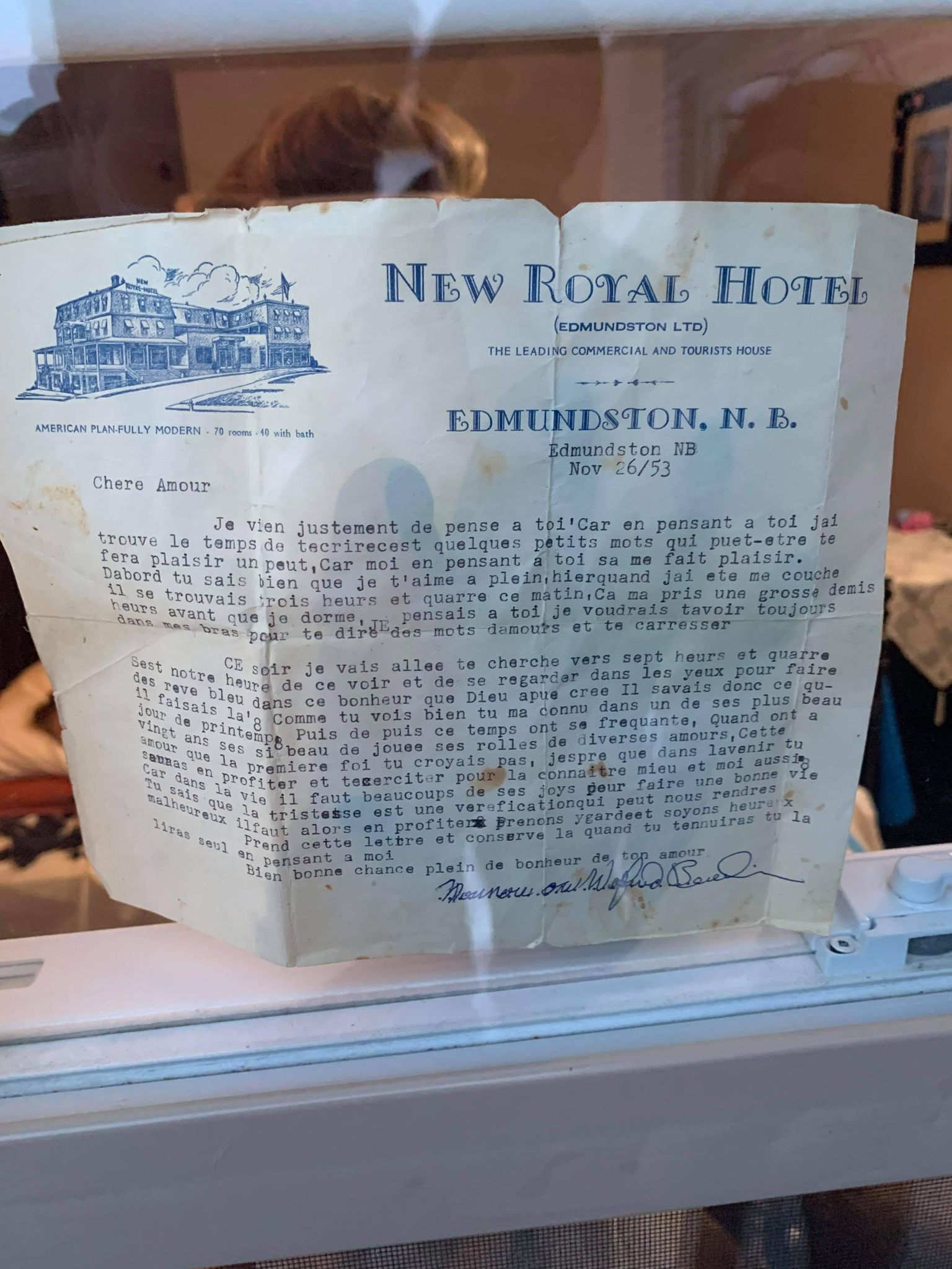 The crinkled piece of paper was discovered by one of the employees at Manoir Belle Vue after Joanne died. The letter was pressed up against the window so family could read it. (Submitted by Louise Beaulieu)