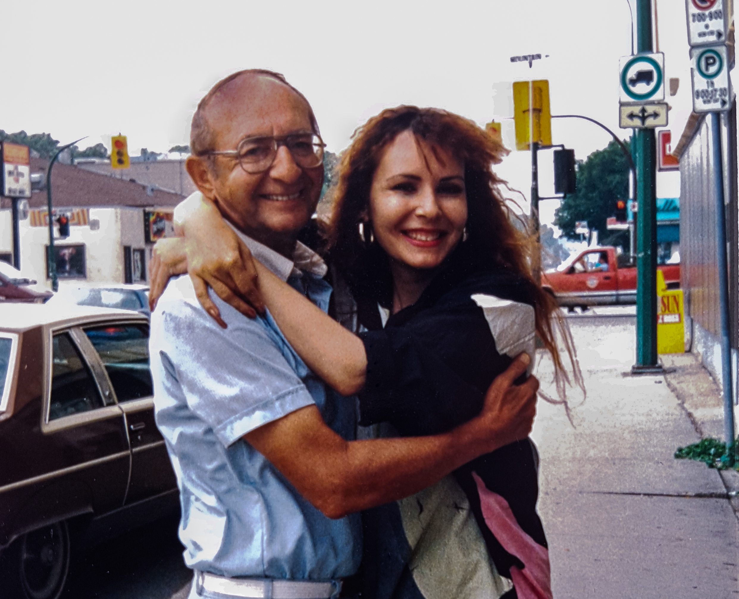 Kim Hines and her father have a hug. (Supplied by Kim Hines)