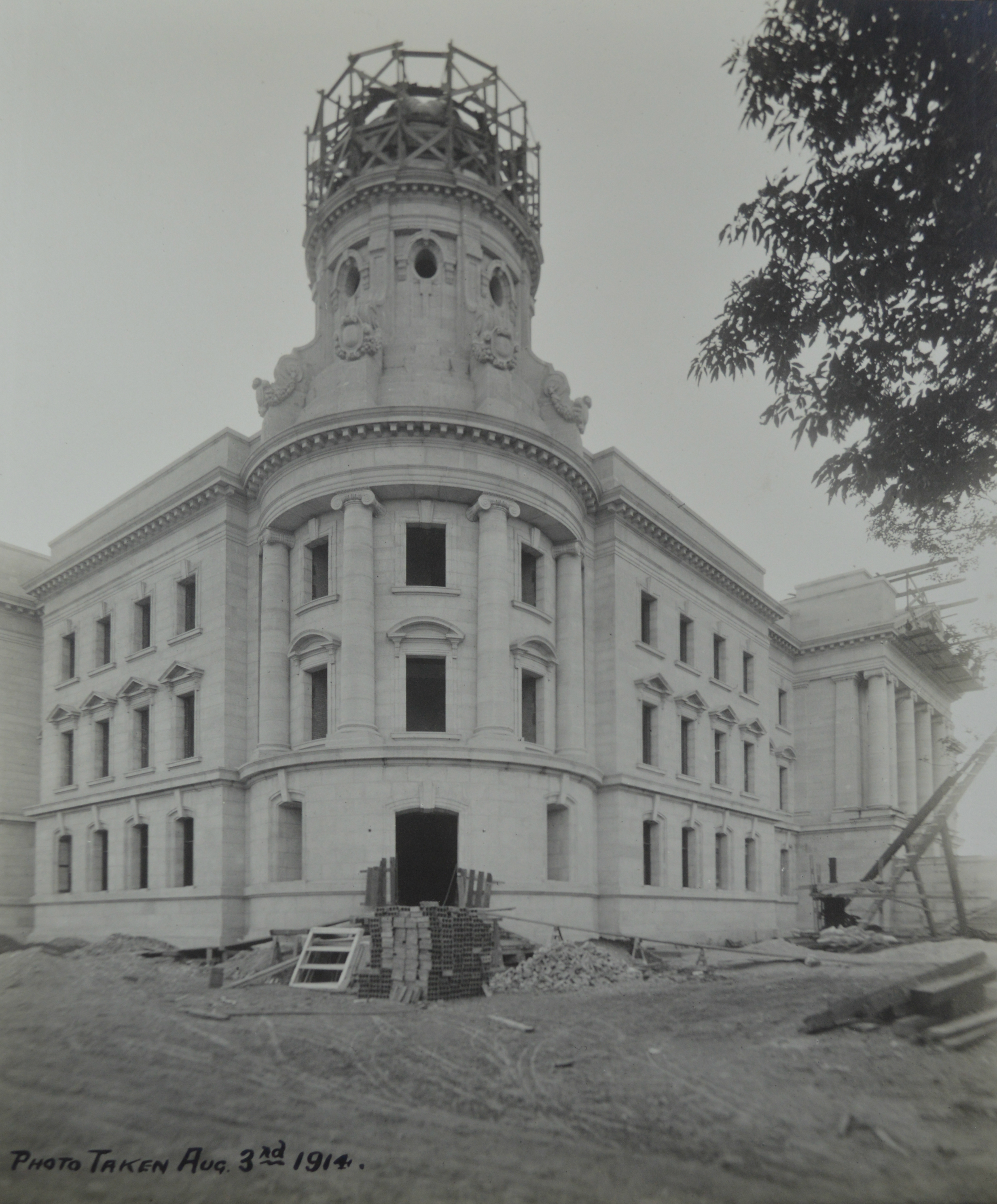 Thomas Kelly's company won contracts for many major construction projects in Winnipeg, including the Law Courts Building, shown here under construction in April 1914. (Manitoba Archives)