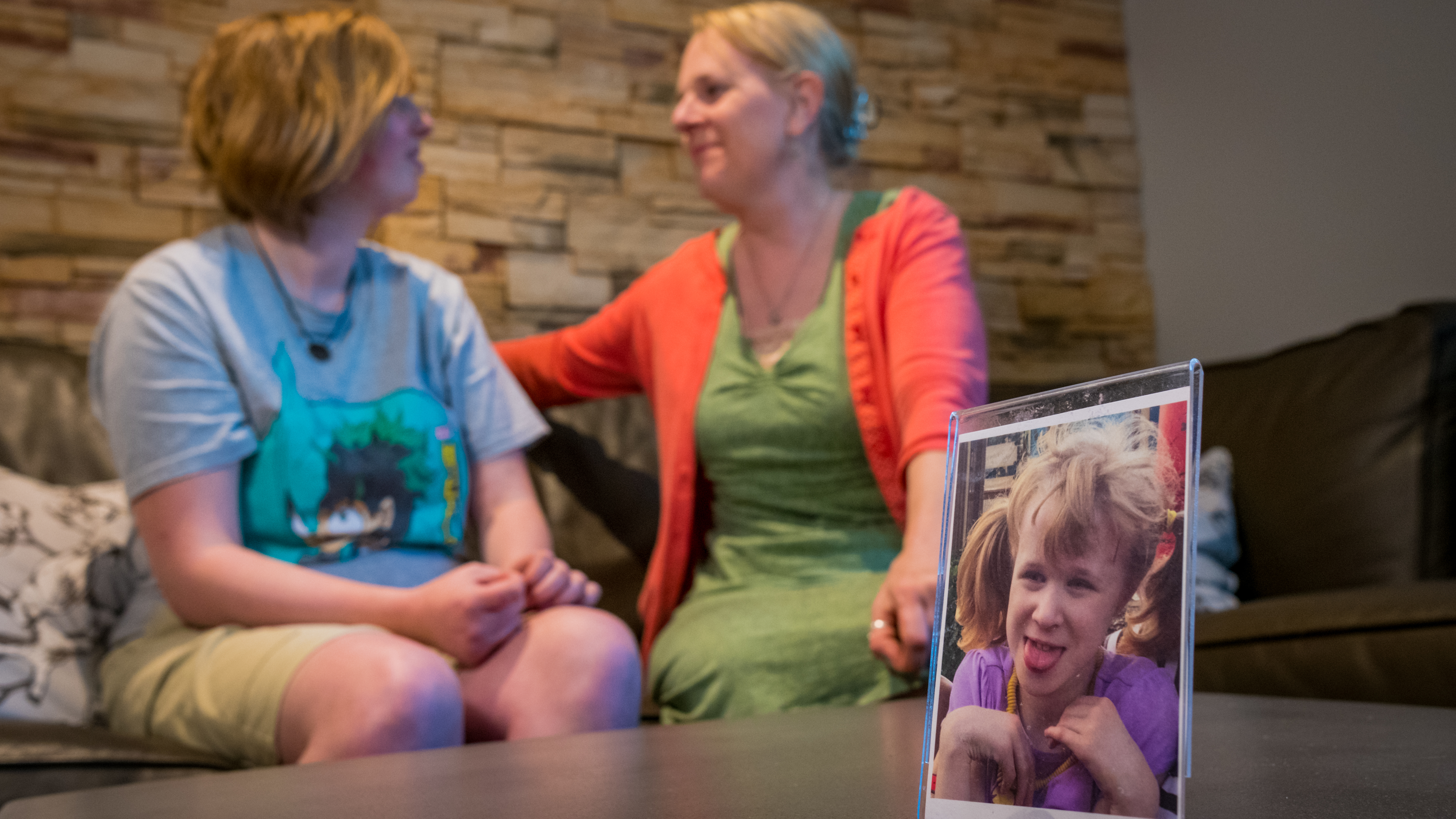 Brigitte Sarte-Dance and Stephanie Dance, with a photo of Cara Dance. (Michel Aspirot/CBC)