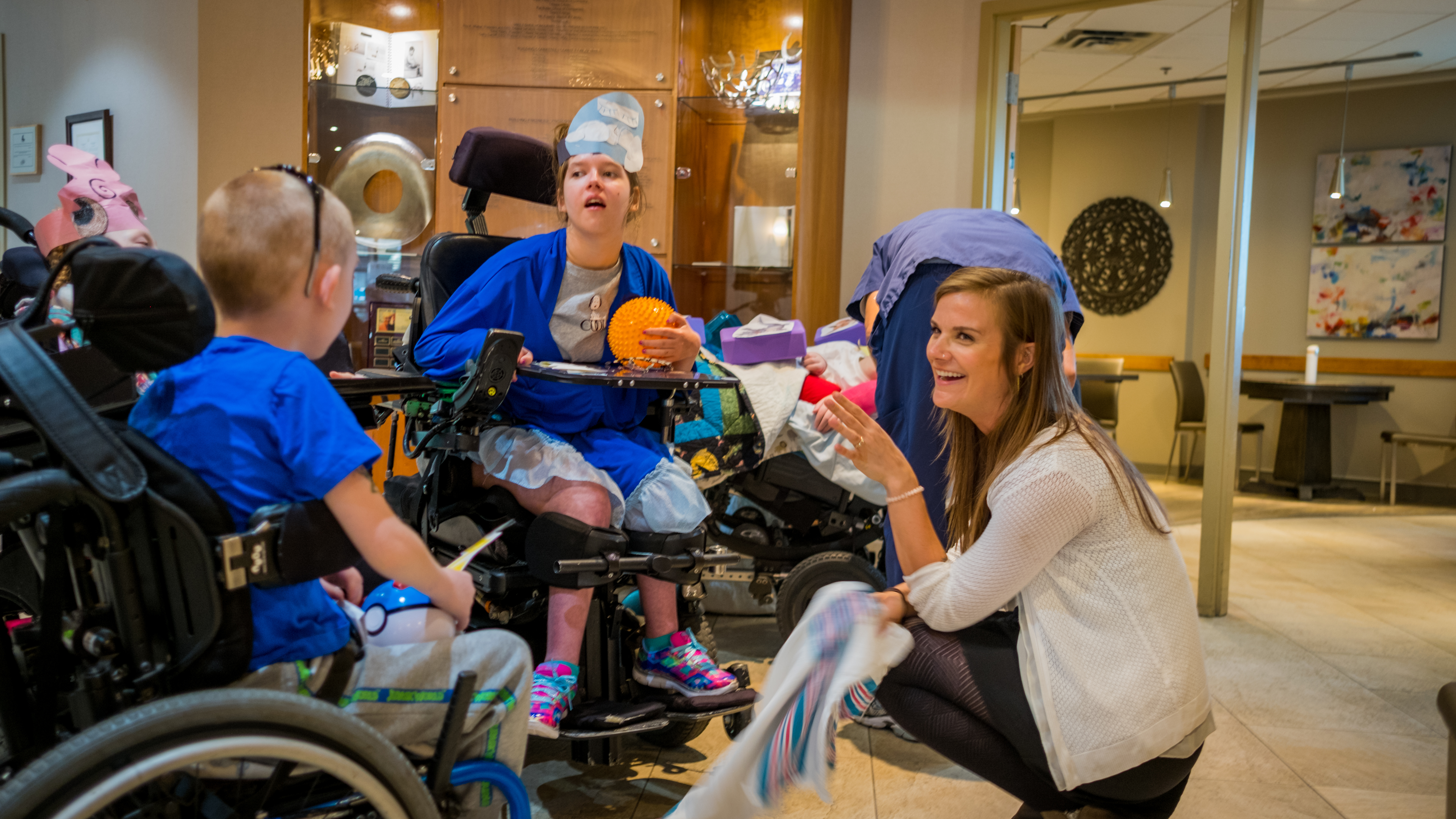 Katt Brooks plans the "poke ball" strategy with the kids at Roger Neilson House. (Michel Aspirot/CBC)