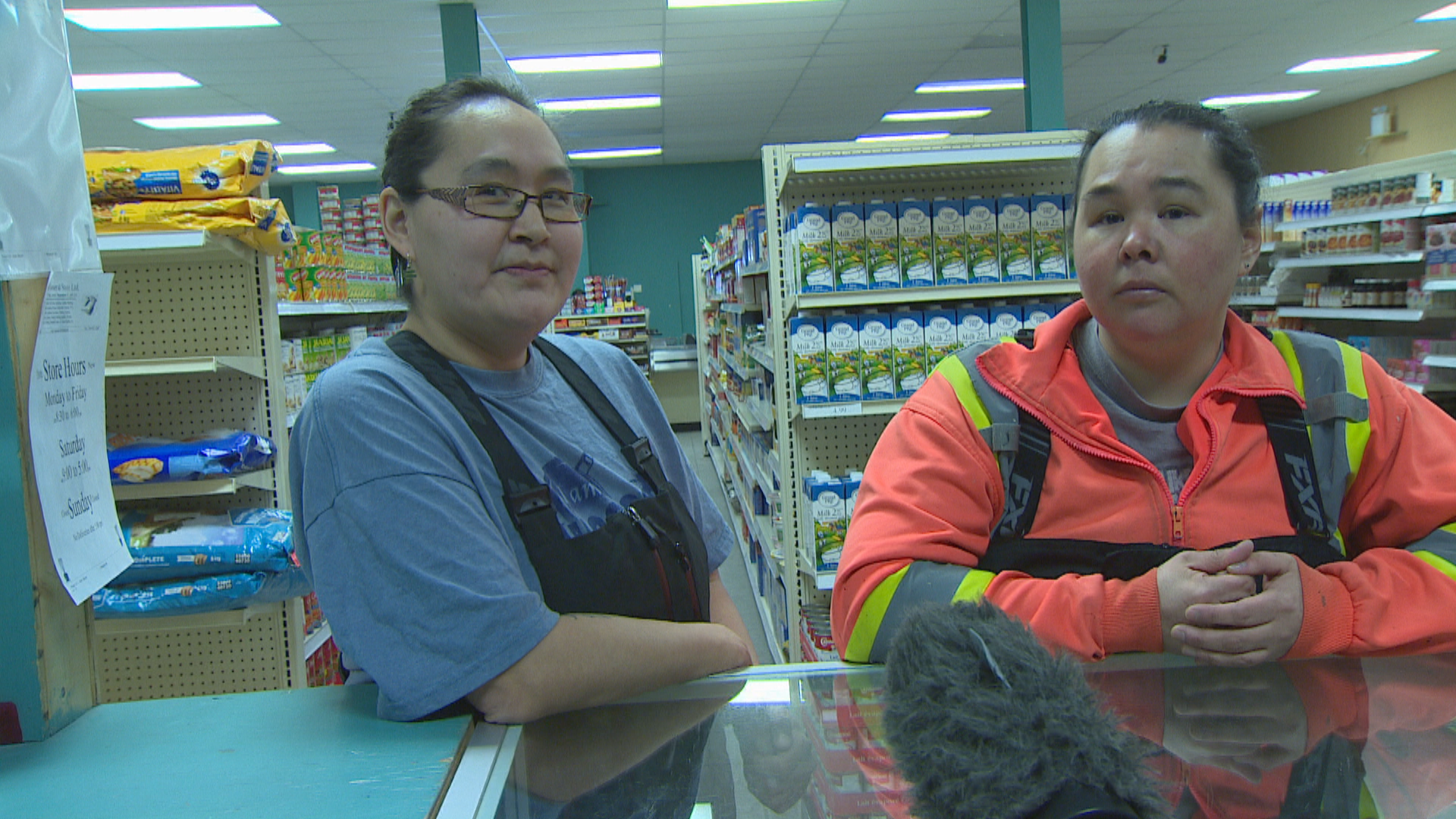 Matilda Karpik (left) and Sophie Ford work at Big Land Grocery. (Bruce Tilley/CBC)