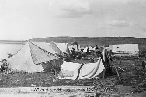 Gwich'in camps at Tsiigehtchic, then Arctic Red River, early 20th century. (NWT Archives/Henry Jones fonds/N-1981-001: 0017)