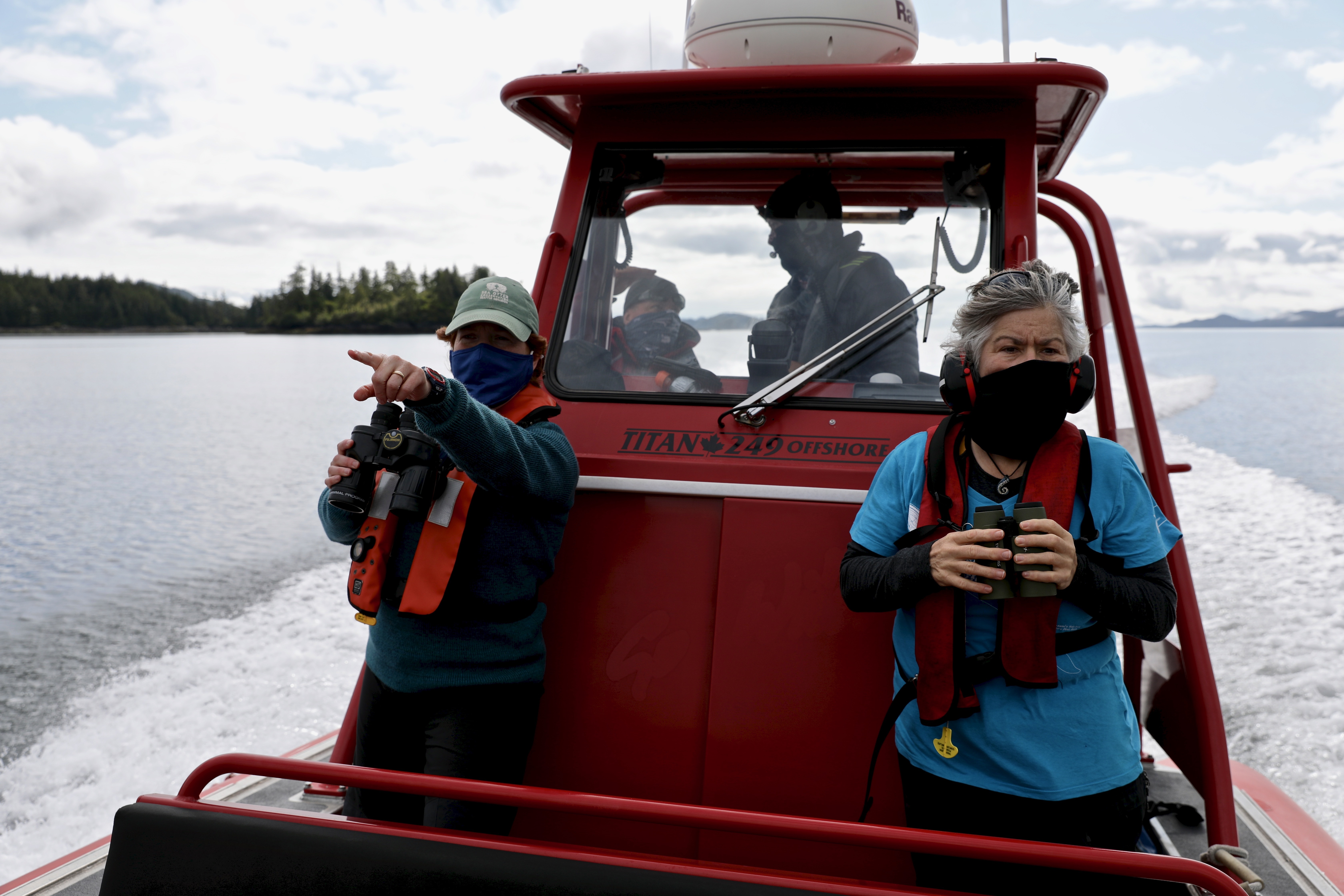 Sea otter researcher Erin Foster and naturalist Jackie Hildering count otters for a coastal survey around the northern tip of Vancouver Island. (Chris Corday/CBC)