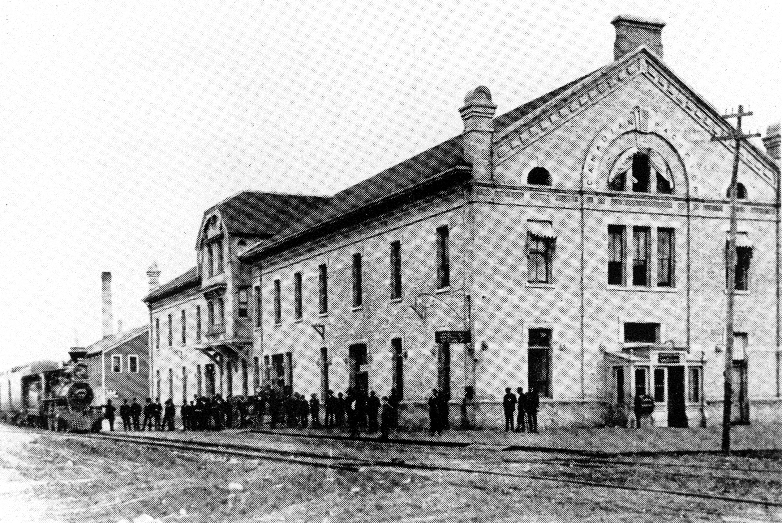 People wait outside the Winnipeg railway station as a train arrives in 1884. (Archives of Manitoba)