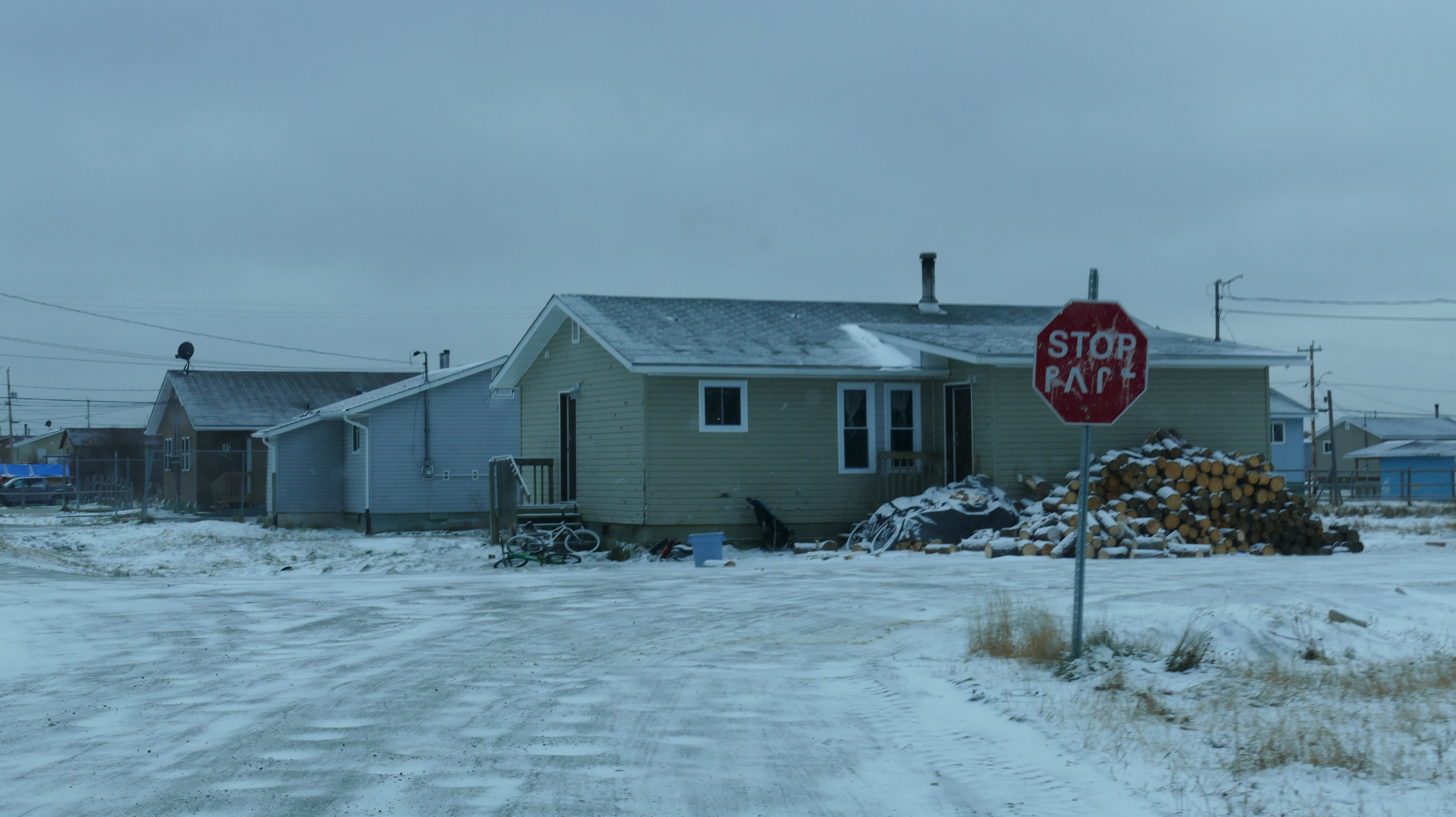 A stop sign in English and Ojibway on a street corner in Eabametoong. (Jorge Barrera/CBC)