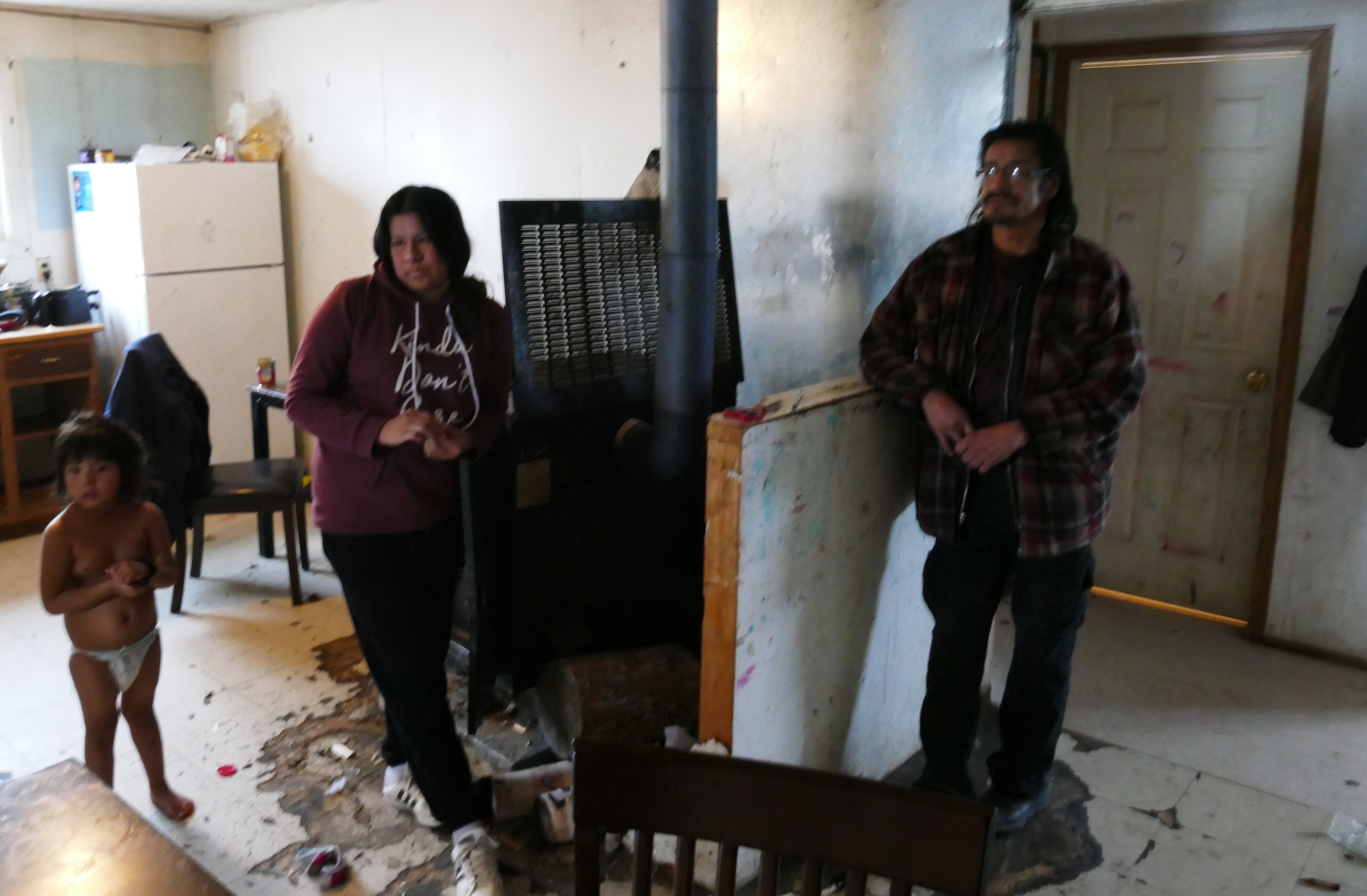 Bonnie Slipperjack, 27, and her father John Keeskitay, 50, in Bonnie Slipperjack's Eabametoong First Nation home. (Jorge Barrera/CBC) 