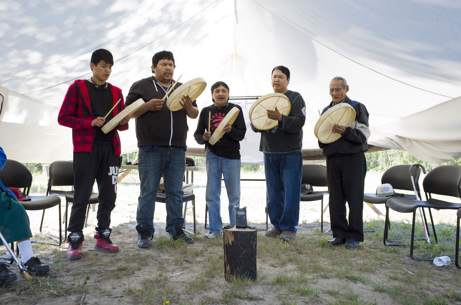 Tlicho drummers opened the workshop with a traditional prayer. (Walter Strong/CBC)