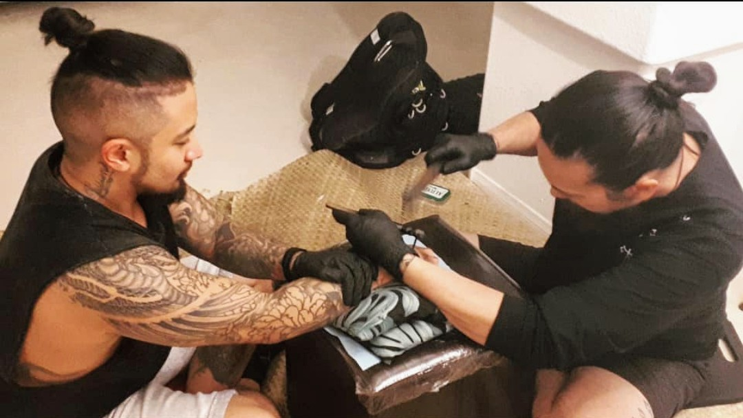 Romeo Reyes receives his first batok, a piece done on his right hand, from Lane Wilcken in Las Vegas. (Romeo Reyes/Submitted)