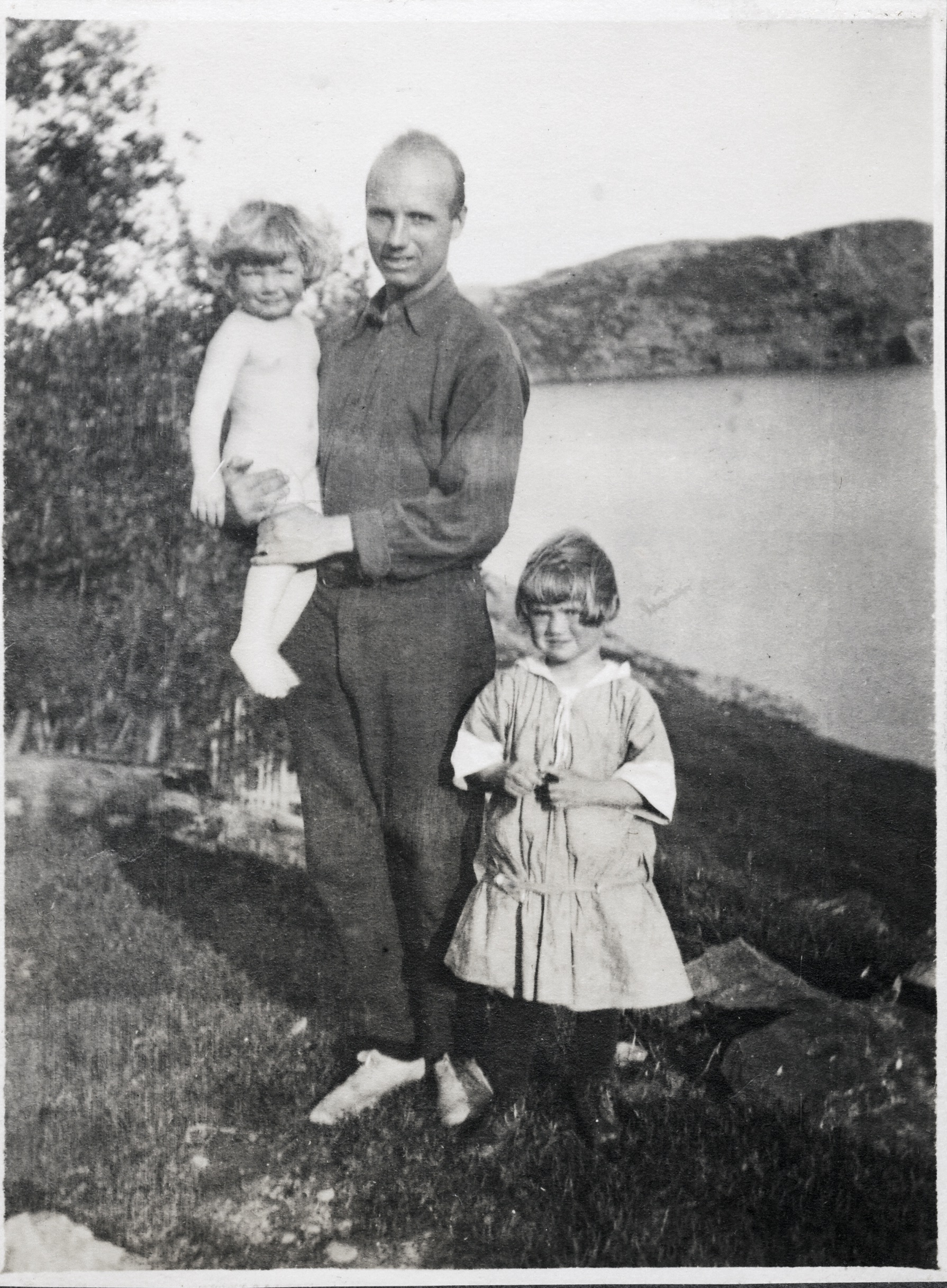 Rockwell Kent, holding his daughter Clara, with young Kathleen, Brigus, 1914. (courtesy Kent/Whiting family) 